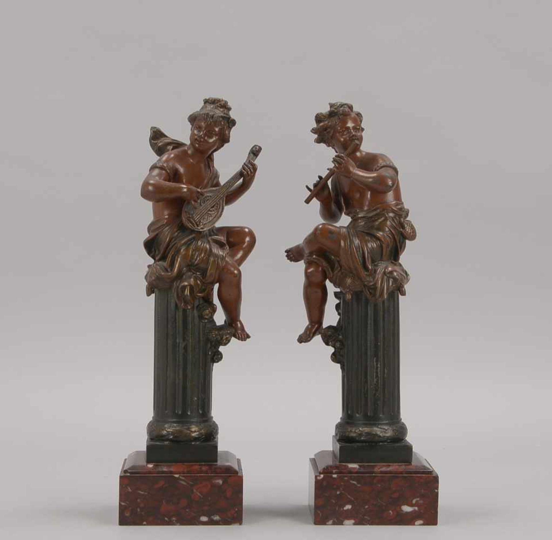 Paar Skulpturen, 'Musizierende Putti' (jeweils auf Säulen sitzend dargestellt), Grauguss