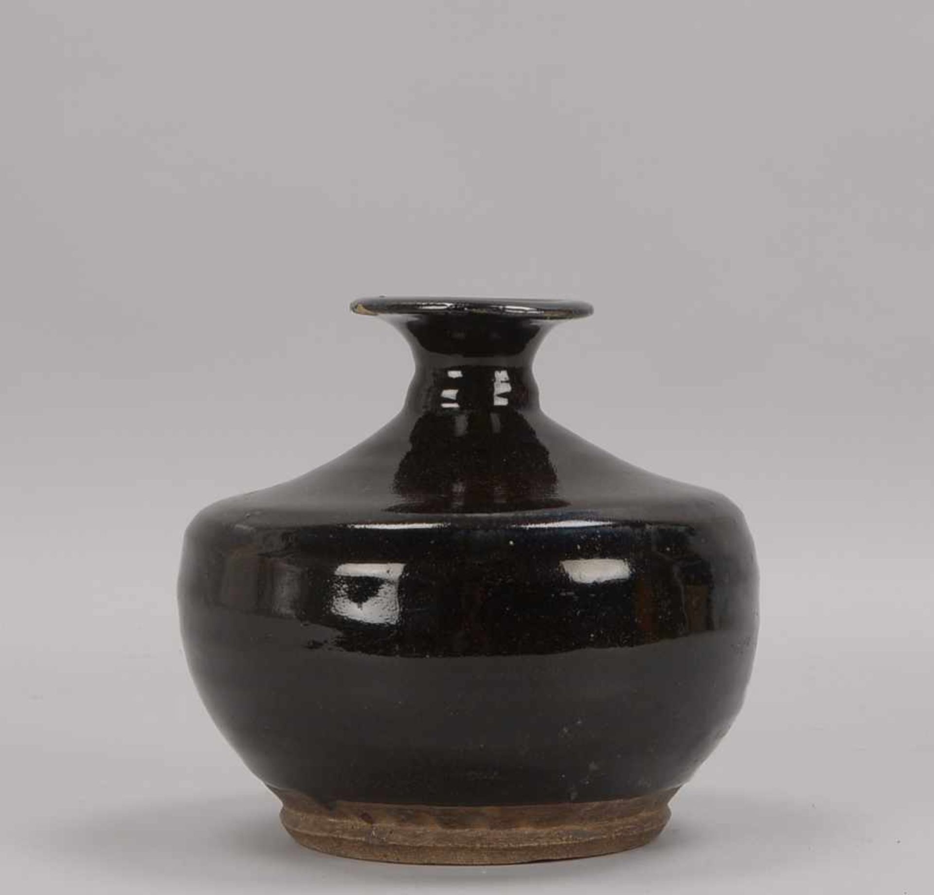 Vase, China (Ming-Dynastie), Steinzeug, mit dunkler Patina; Höhe 18 cm