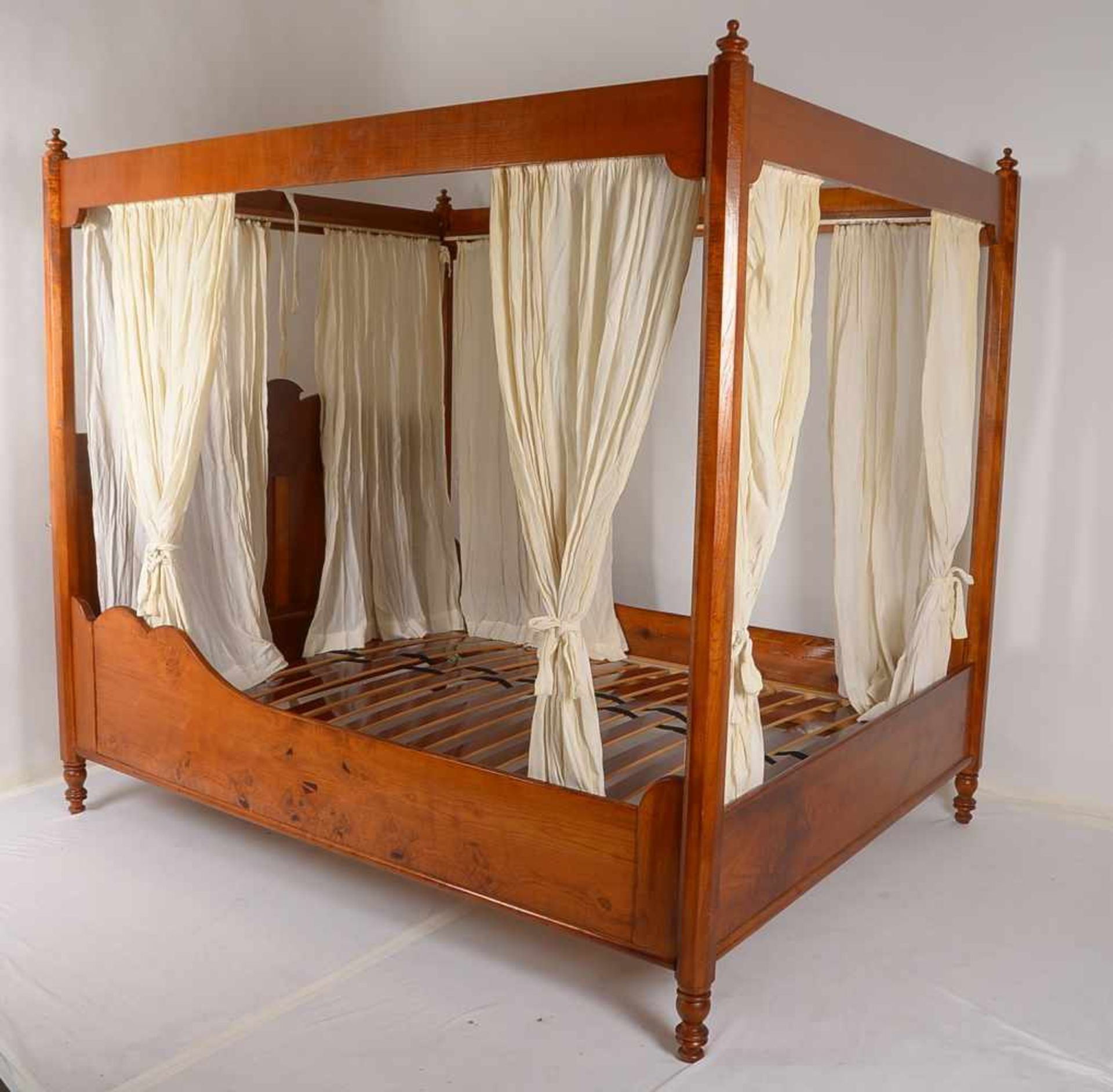 Himmelbett, Louis Philippe, Esche; Maße 195 x 170 x 216 cm, passender Lattenrost anbei