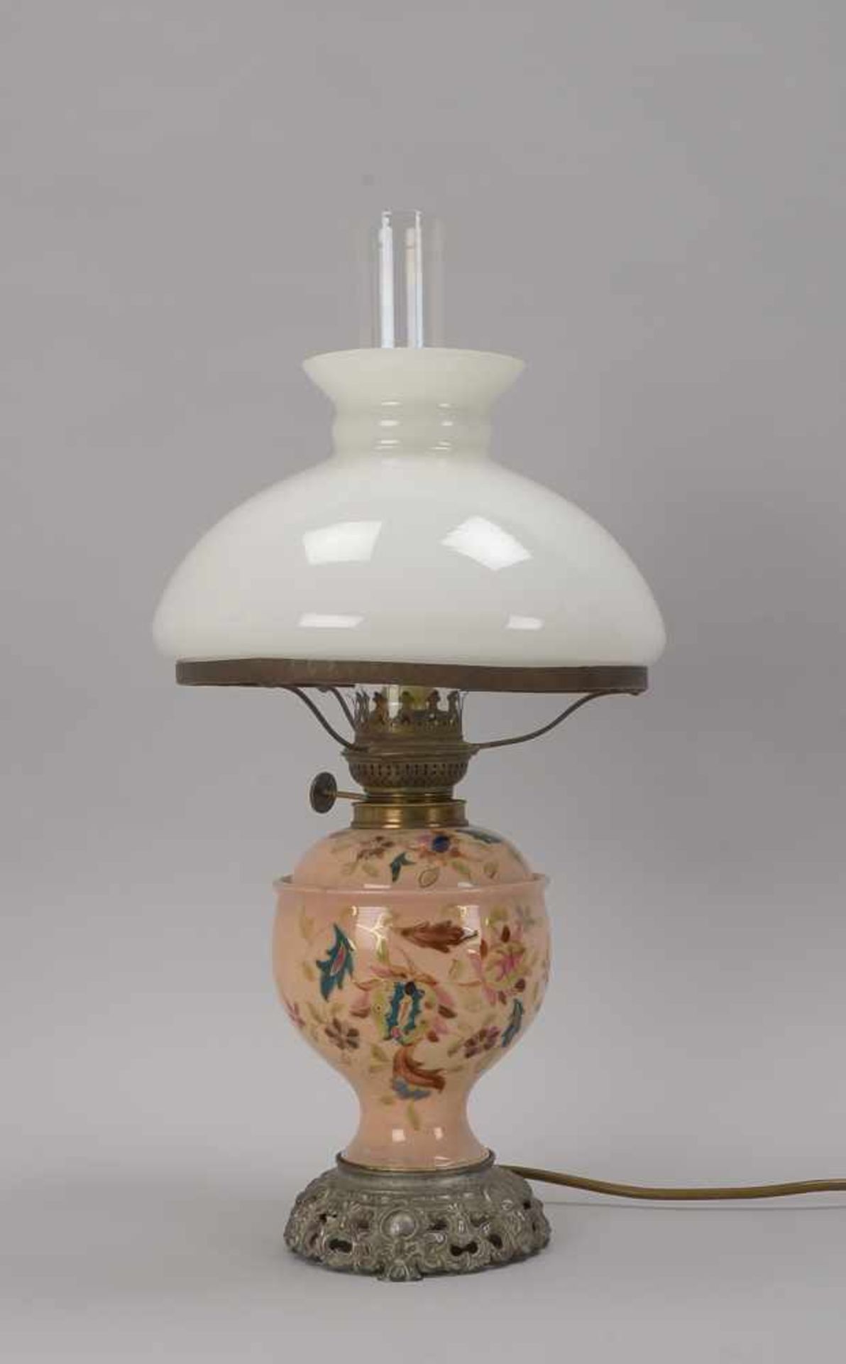 Alte Petroleum-Tischlampe, 1-flammig, Keramik-Korpus/handbemalt, Opalglas-Schirm mit Glaskolben,