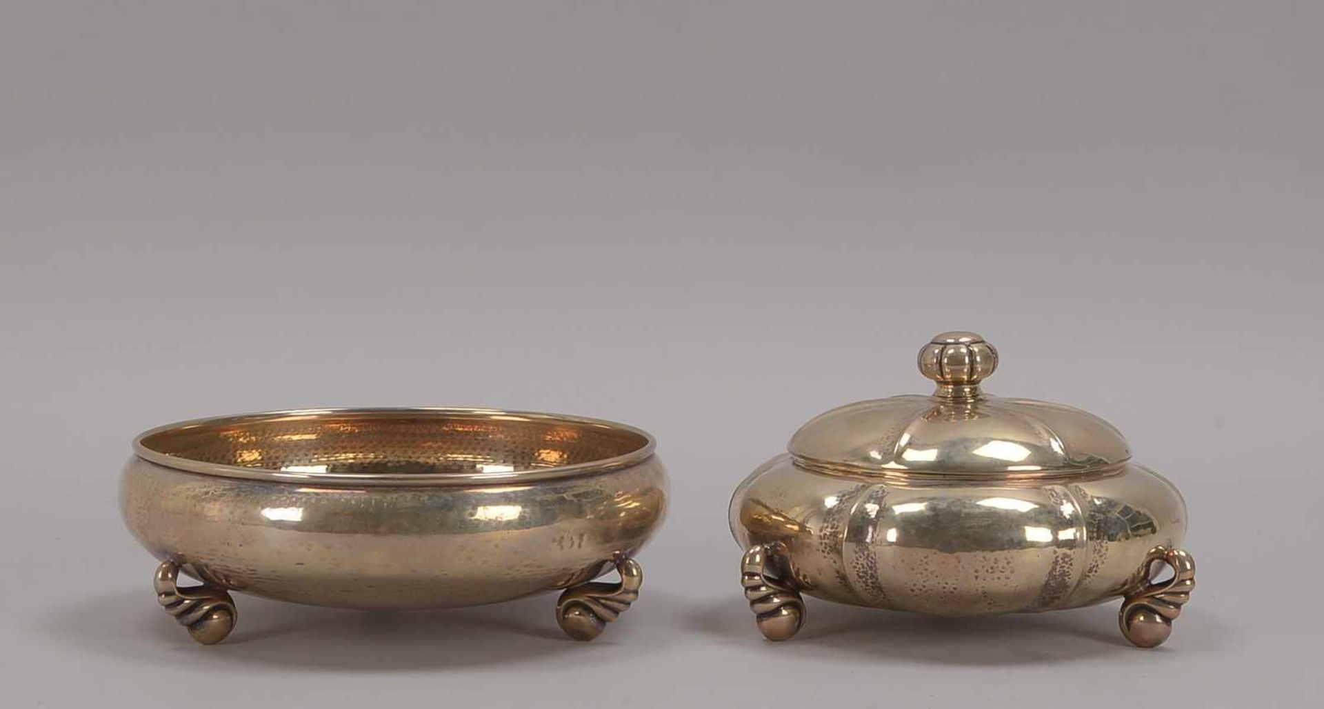 Deckelschale und Schale (Handarbeit), 800 Silber; Durchmesser Ø 20 cm, und Ø 17 cm, Gesamtgewicht