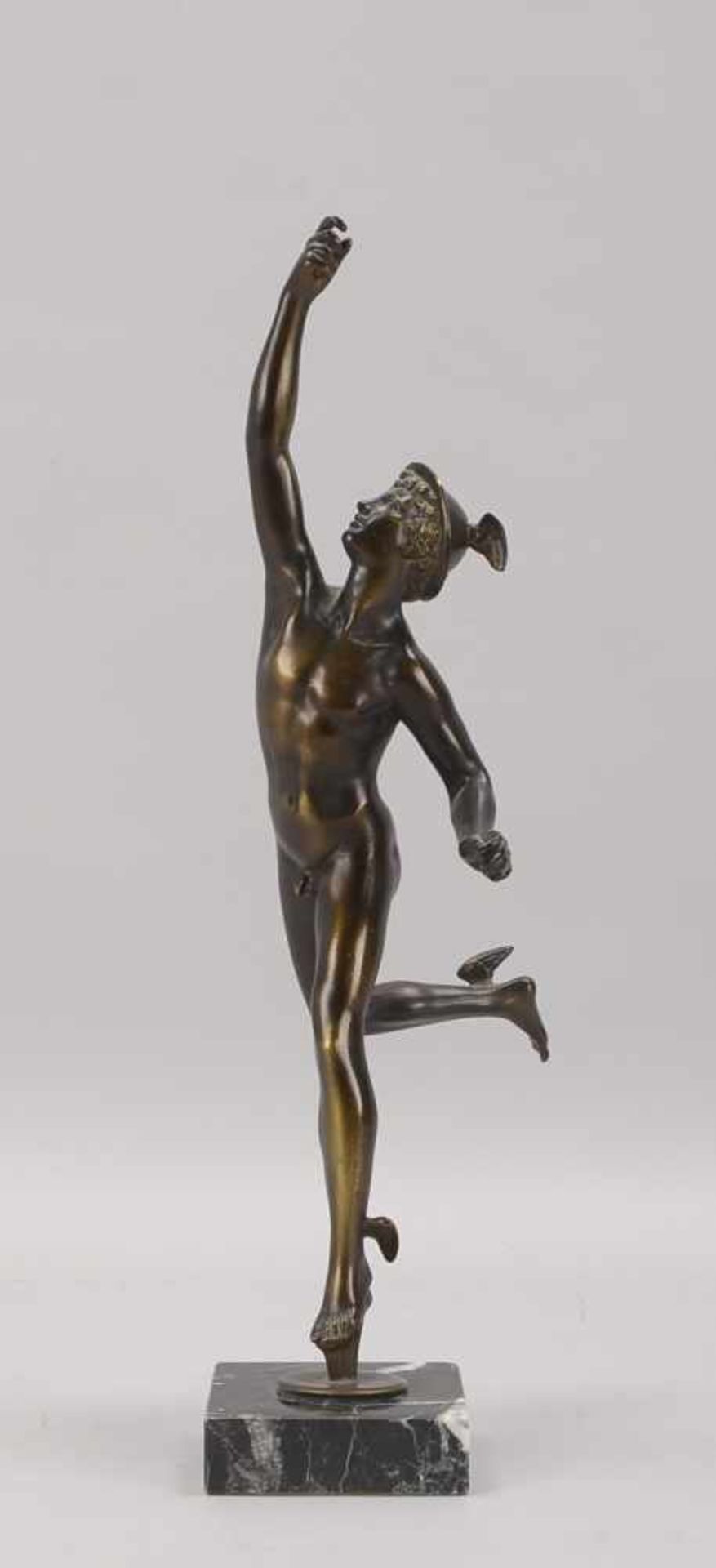 Bronzeskulptur, 'Hermes', Figur mit dunkler Patina, auf quadratischem Marmorsockel; Höhe 52 cm (