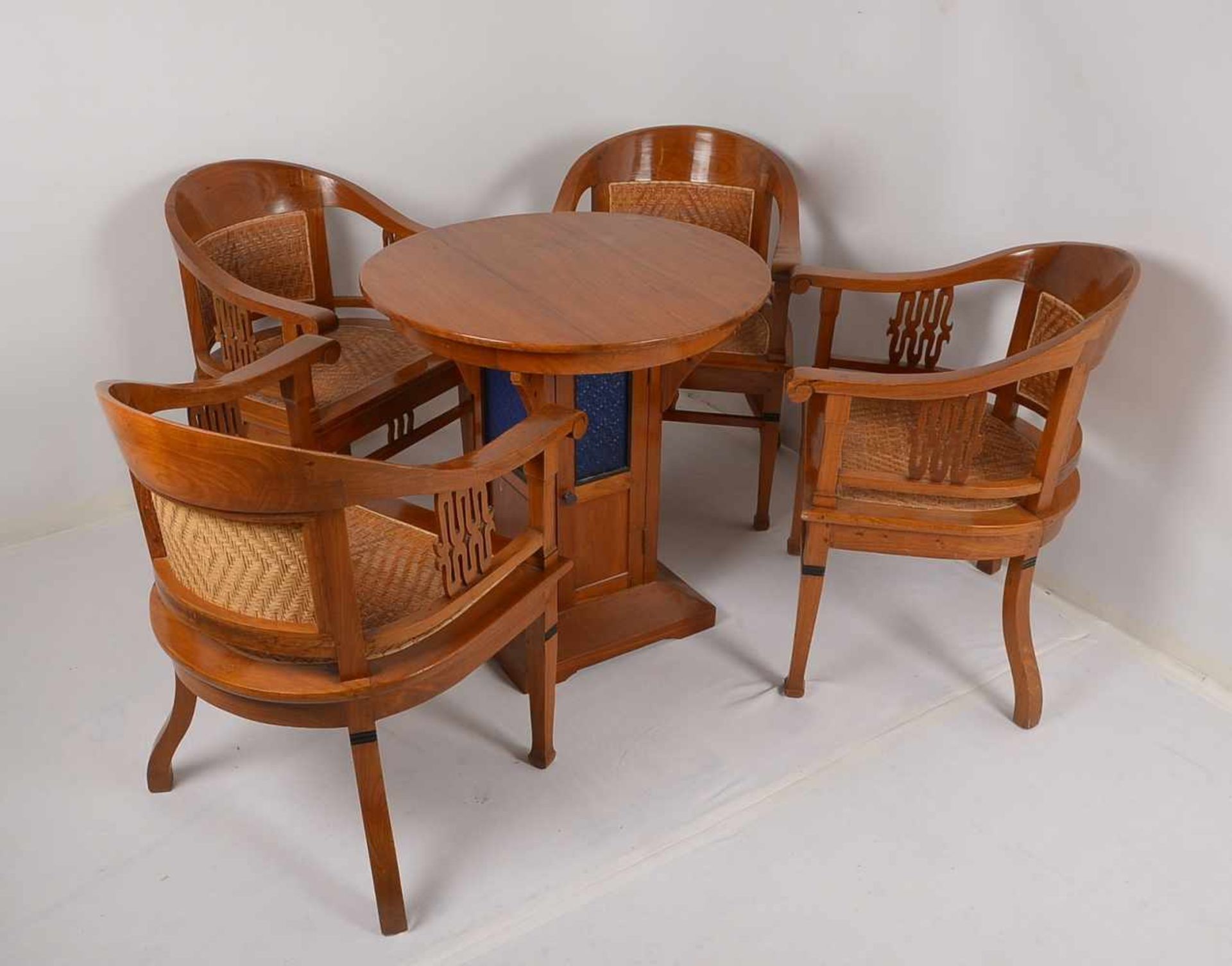 Sitzgruppe/Spielgruppe, 5-teilig: Spieltisch/rund, mit Balusterfach, Höhe 73,5 cm, Durchmesser Ø