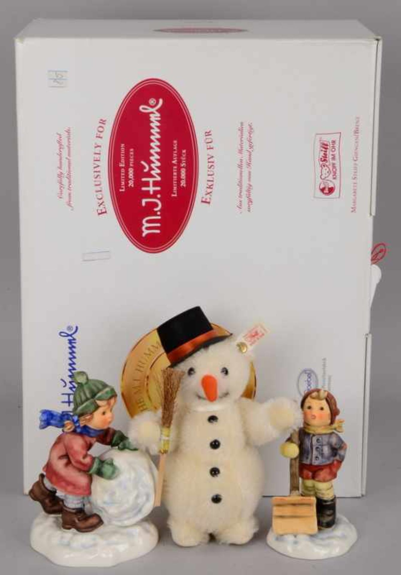 Hummel/Goebel Sammler-Figur 'Winterzauber mit Schneemann der Fa. Steiff' 1999, HUM-Nr. 2035 u. 2036,