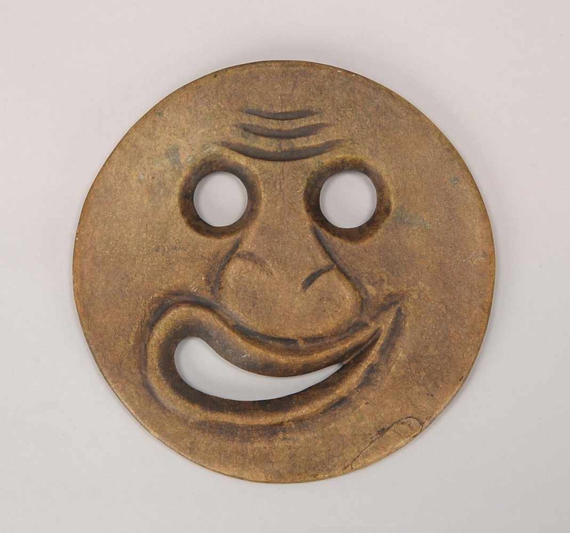 Jade-Schnitzerei, China, antik, stilisiertes 'Gesicht' in Scheibenform; Durchmesser Ø 17 cm, Gewicht