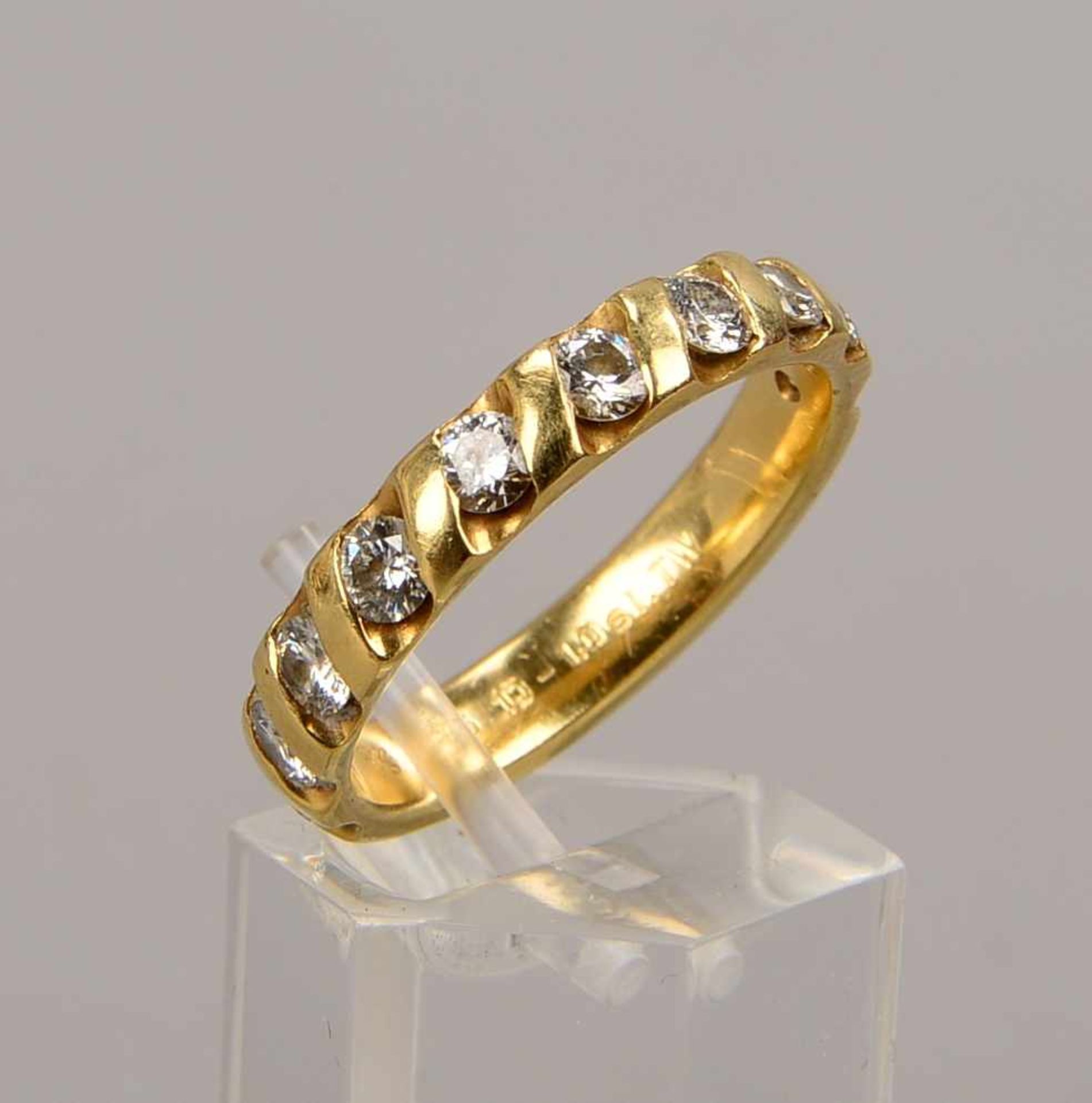 Bandring, 585 GG, mit 10-fachem Brillantbesatz/zusammen 1 ct, Tw/Si; RG 58, Gewicht 5,25 g