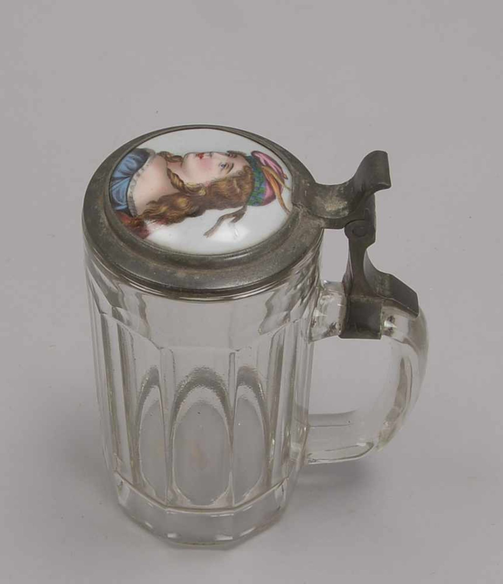 Bierkrug, Glas, mit Zinn-Deckel/mit eingelassener Porzellanmalerei ('Frauenbildnis'); Höhe 18,5