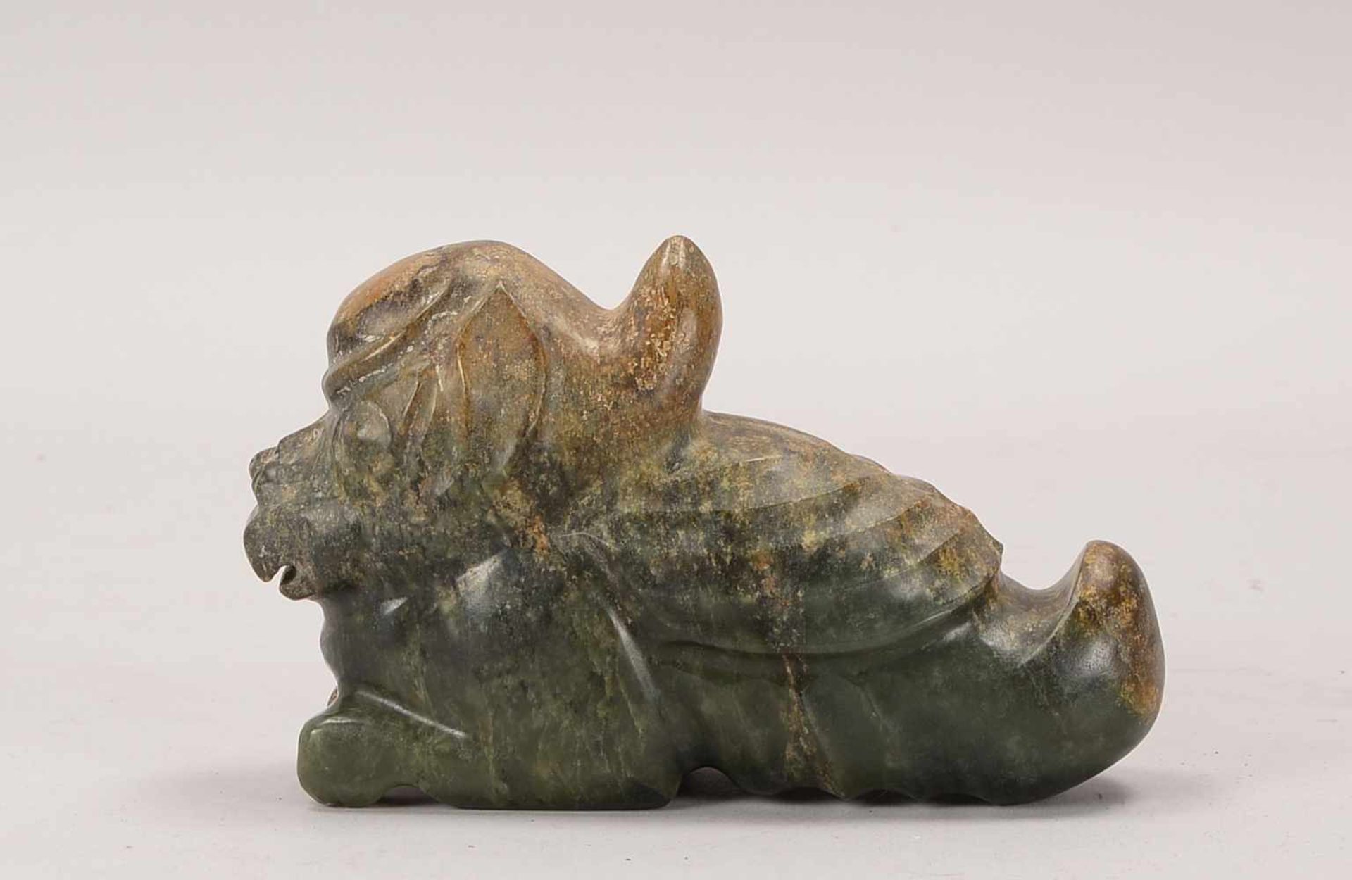 Jade-Schnitzerei, China, antik, 'Fabelwesen'; Maße 10 x 15,5 cm, Gewicht 1.514 g