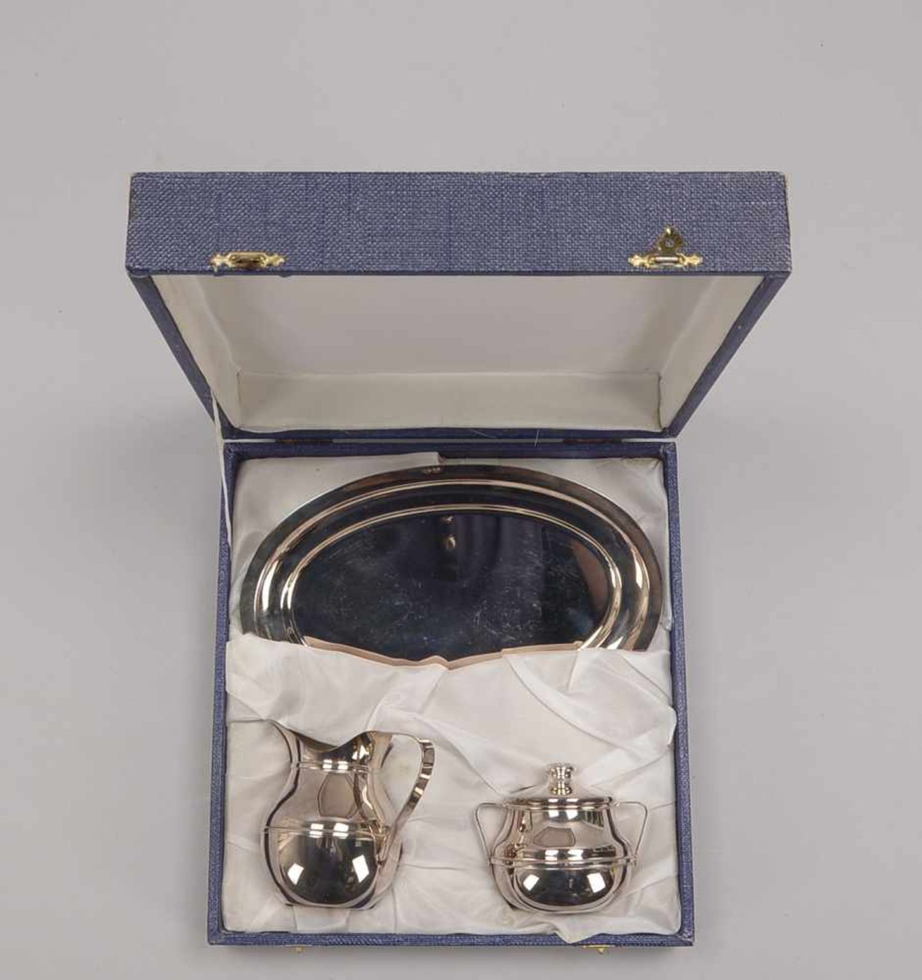 Zucker und Sahne-Set auf Tablett, 800 Silber (Italien), im original Kasten; Maße Tablett 21 x 14 cm,