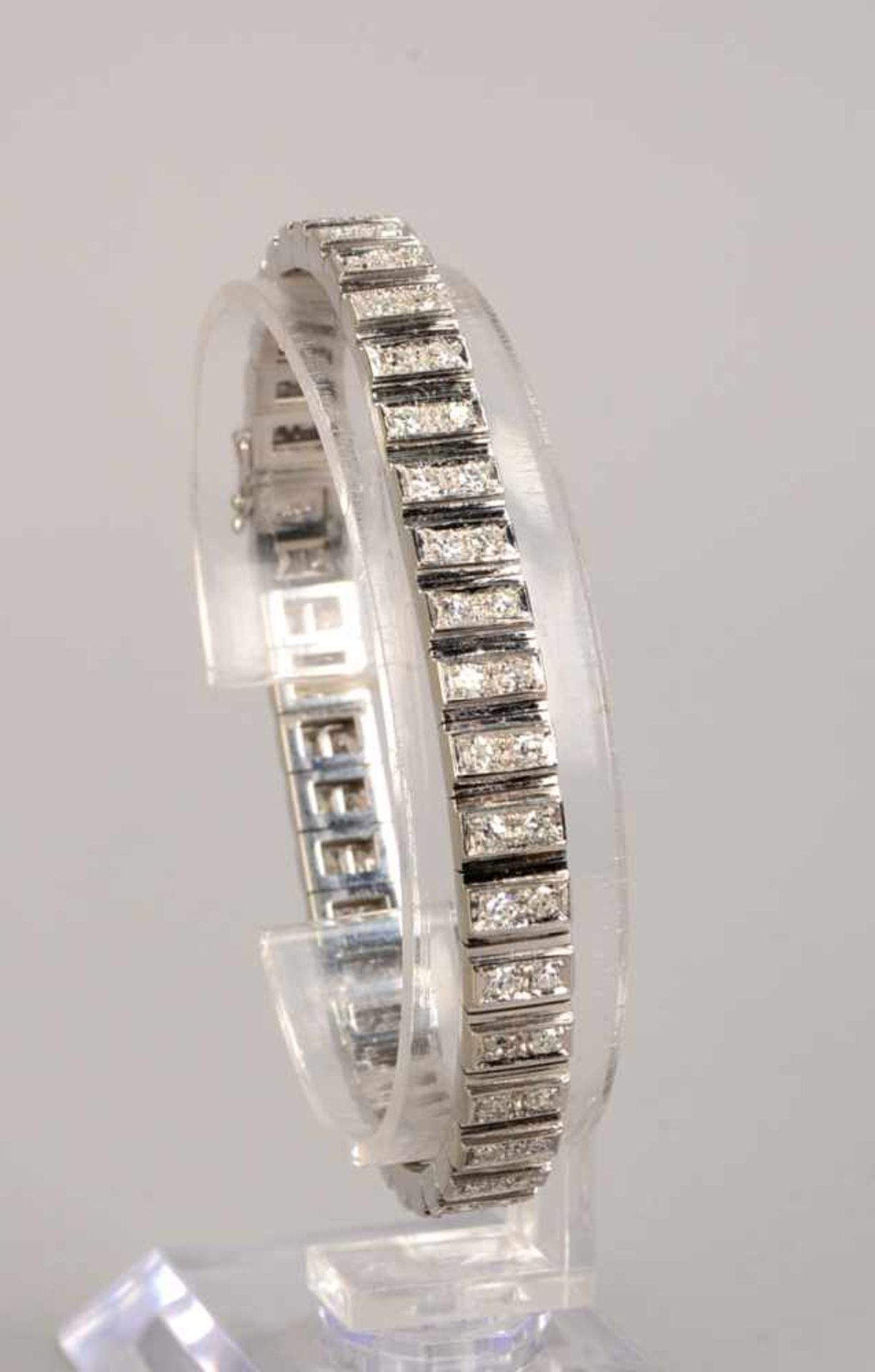 Armband, 750 WG, mit 80-fachem Diamantbesatz/zusammen ca. 3,5 ct, feines Weiß, mit Kastenschloss/