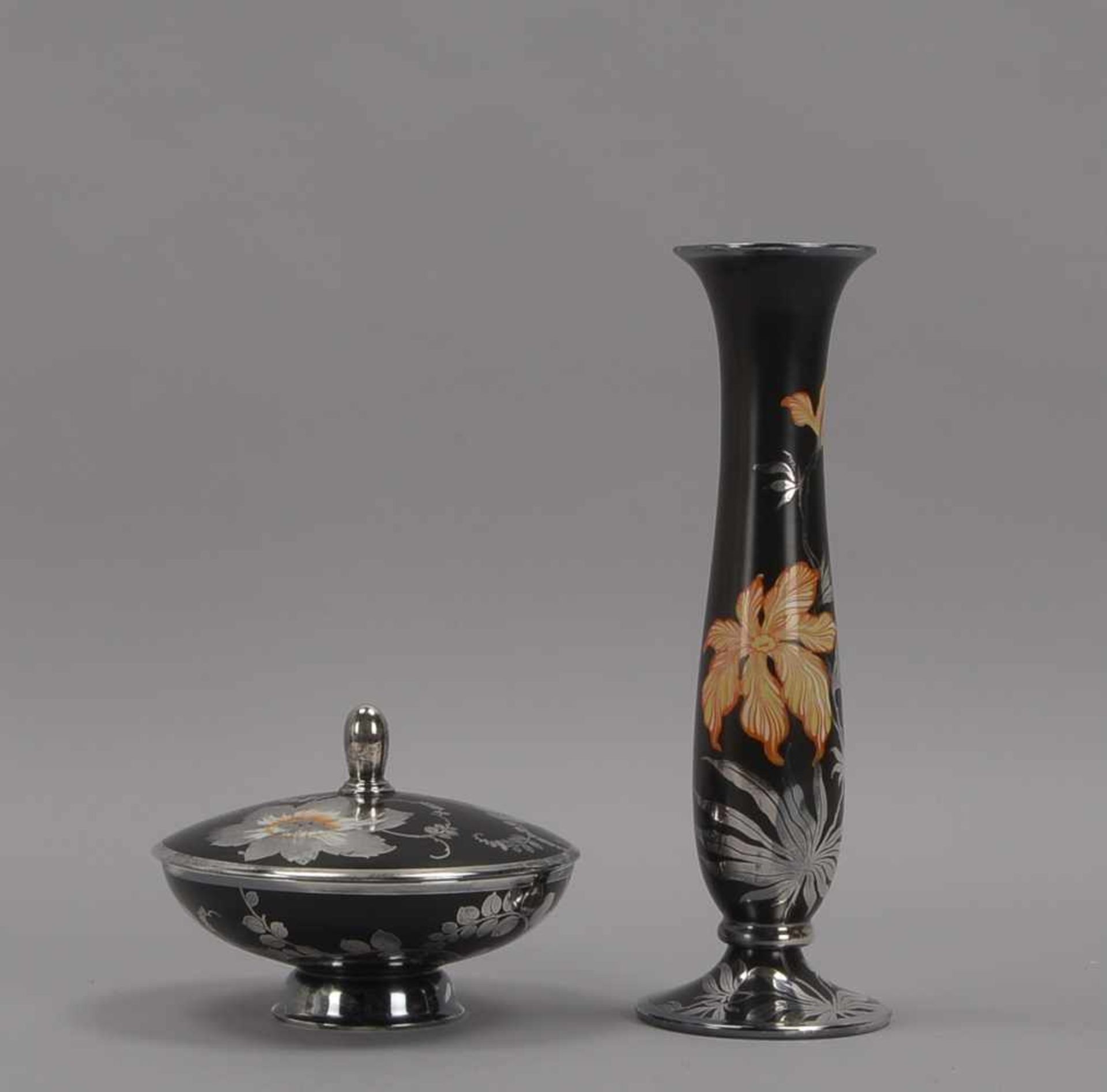 Rosenthal, Vase und Bonbonnière, Porzellan mit Silver Overlay, schwarzer Fond mit polychromer