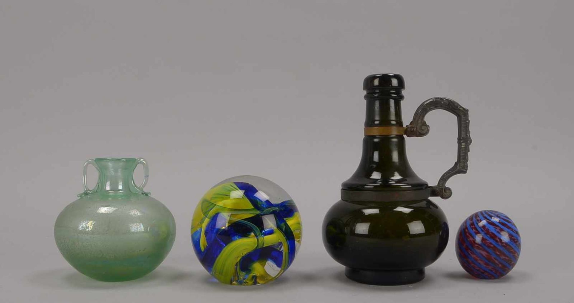 Kleines Glas-Konvolut, 4 Teile: 2x Paperweights, 1 Vase, und 1 Fläschchen; Höhe 5 cm - Höhe 15 cm