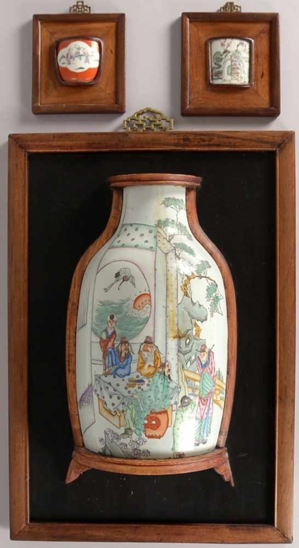 3 Porzellan-Fragmente, China/davon 1x Vasen-Fragment, mit polychromem Dekor, an Holzplatte montiert;