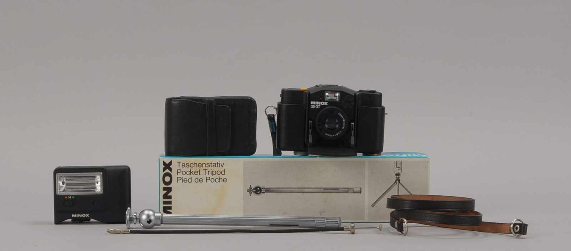 Kleinbildkamera, Minox, Modell '35 GT', mit original Minox-Blitz und Tischstativ, Blitz und Kamera