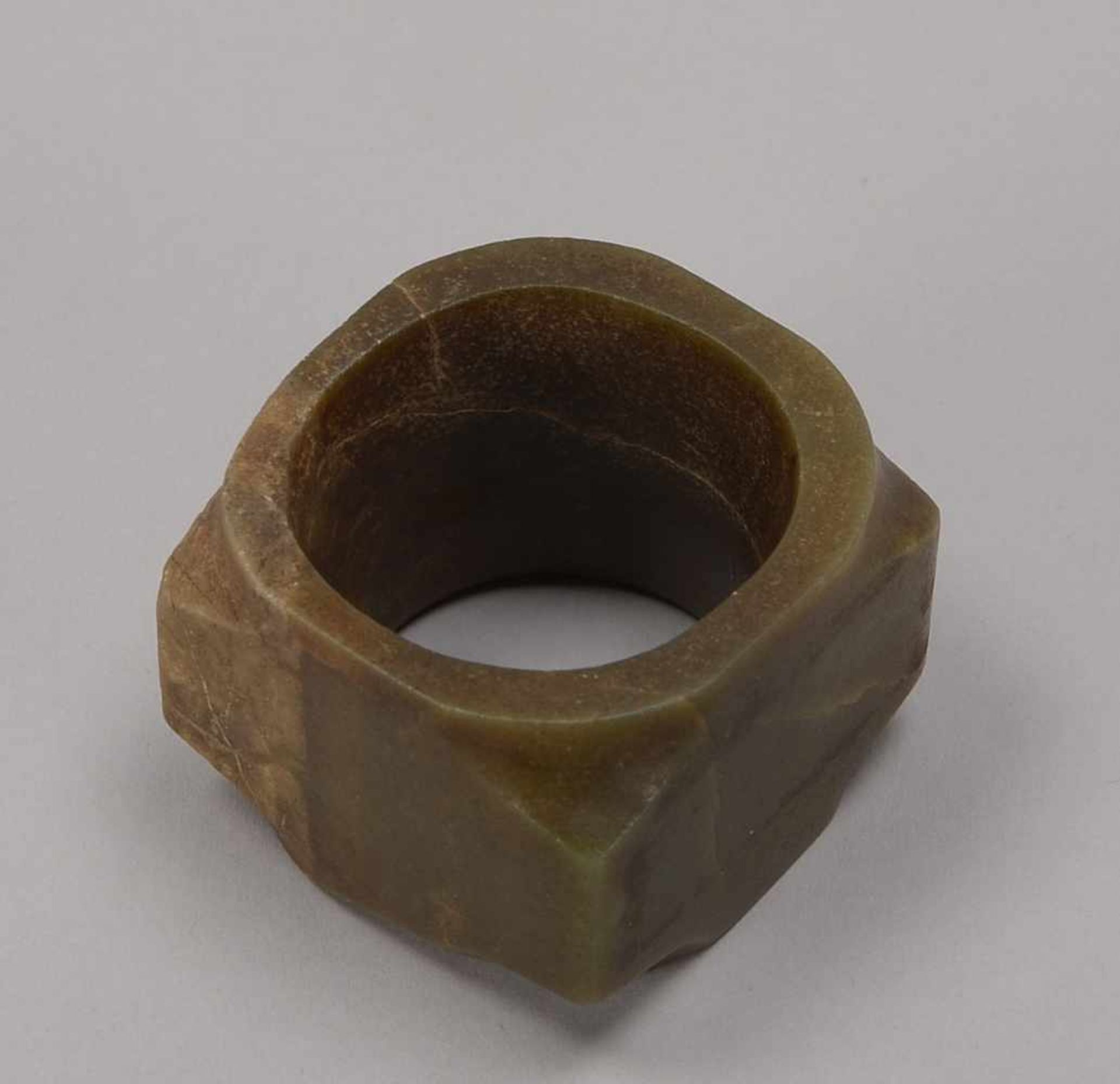 Grabbeigabe (China), wohl Jade, Ring in innen runder/außen eckiger Form; Höhe 5,8 cm (mit kleiner