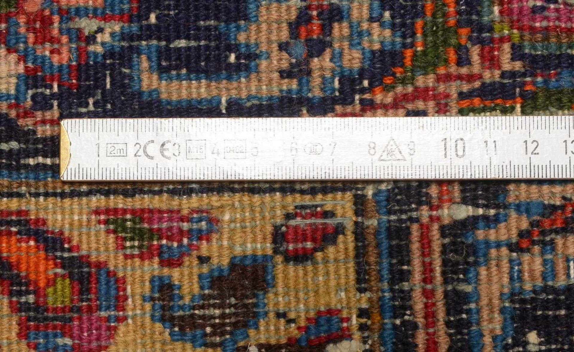Mesched-Orientteppich, feste Knüpfung, ringsum komplett, Flor in gutem Zustand; Maße 300 x 200 cm - Bild 2 aus 2