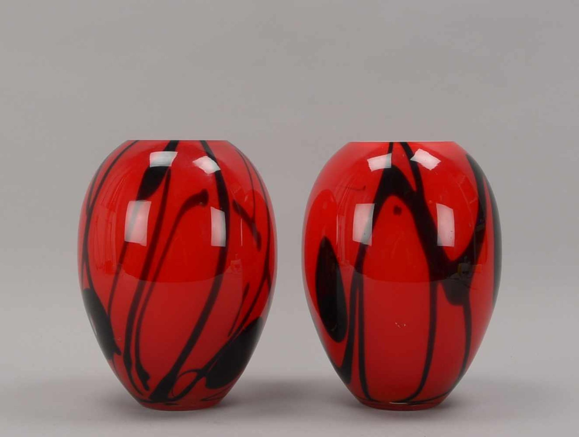 Paar Designer-Vasen, bauchiger Korpus aus starkem Glas, rot mit schwarzem Verlauf, Mündung