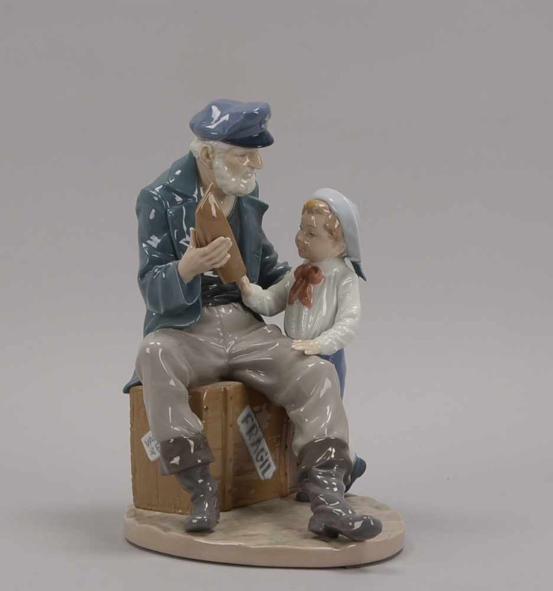 Lladro, Porzellanfigur, 'Fischer und sein Enkel', pastose Unterglasurmalerei, im Originalkarton; - Bild 2 aus 3