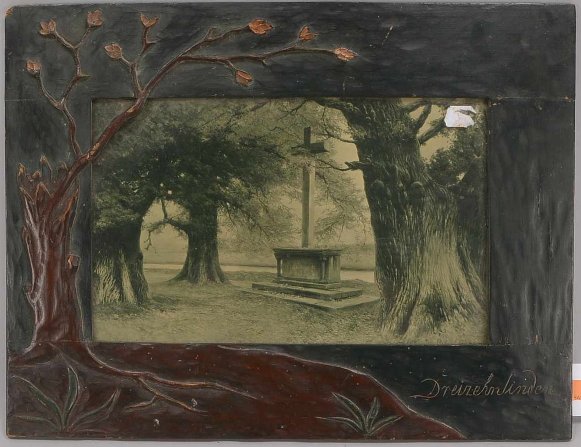 Jugendstil-Rahmen, Baum-Reliefschnitzerei, mit alter Lithografie/hinter Glas gerahmt (auf dem Rahmen