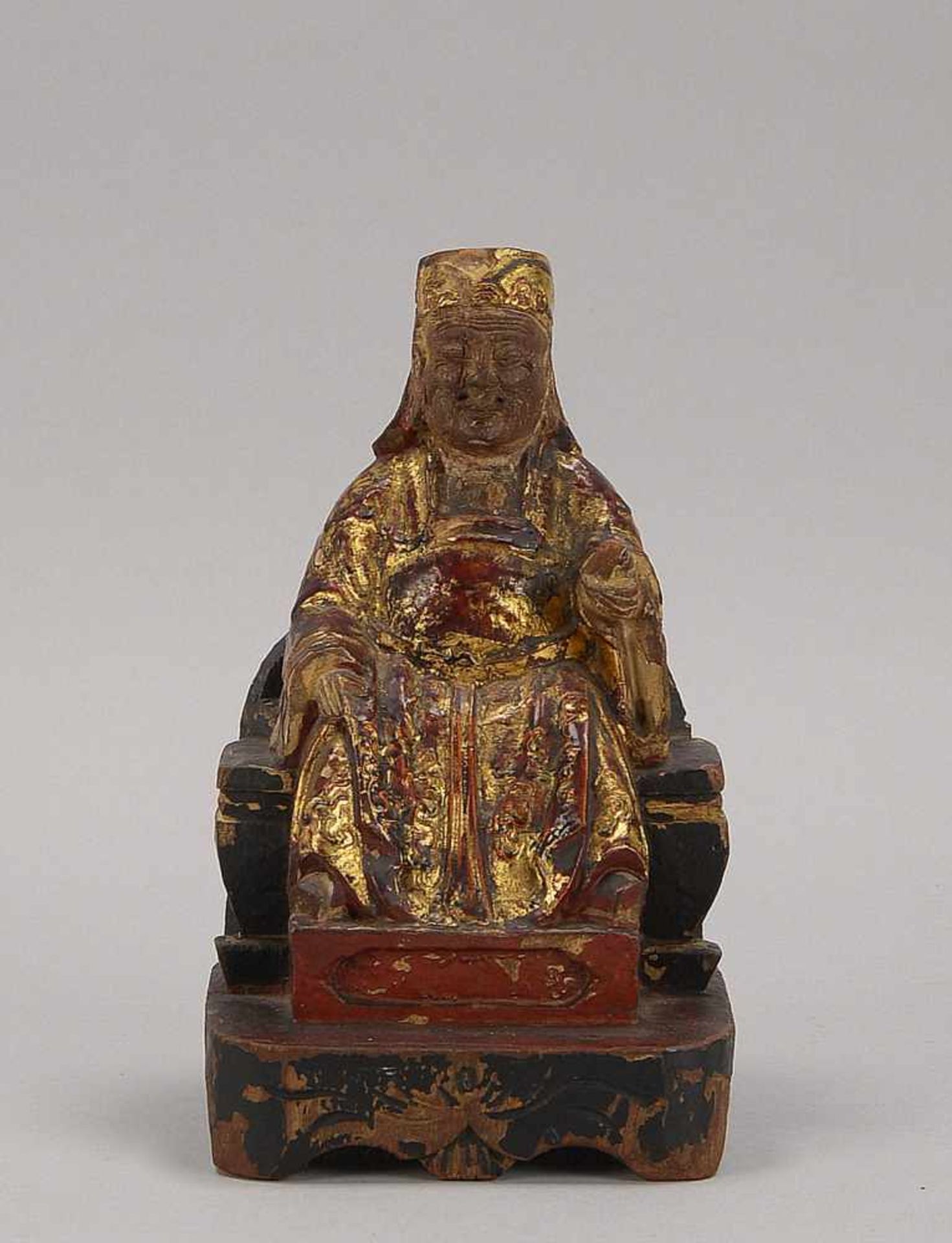 Holzskulptur, 'Chinesischer Gelehrter', Holz farbig gefasst/goldgefasst; Höhe 22 cm (Fassung mit