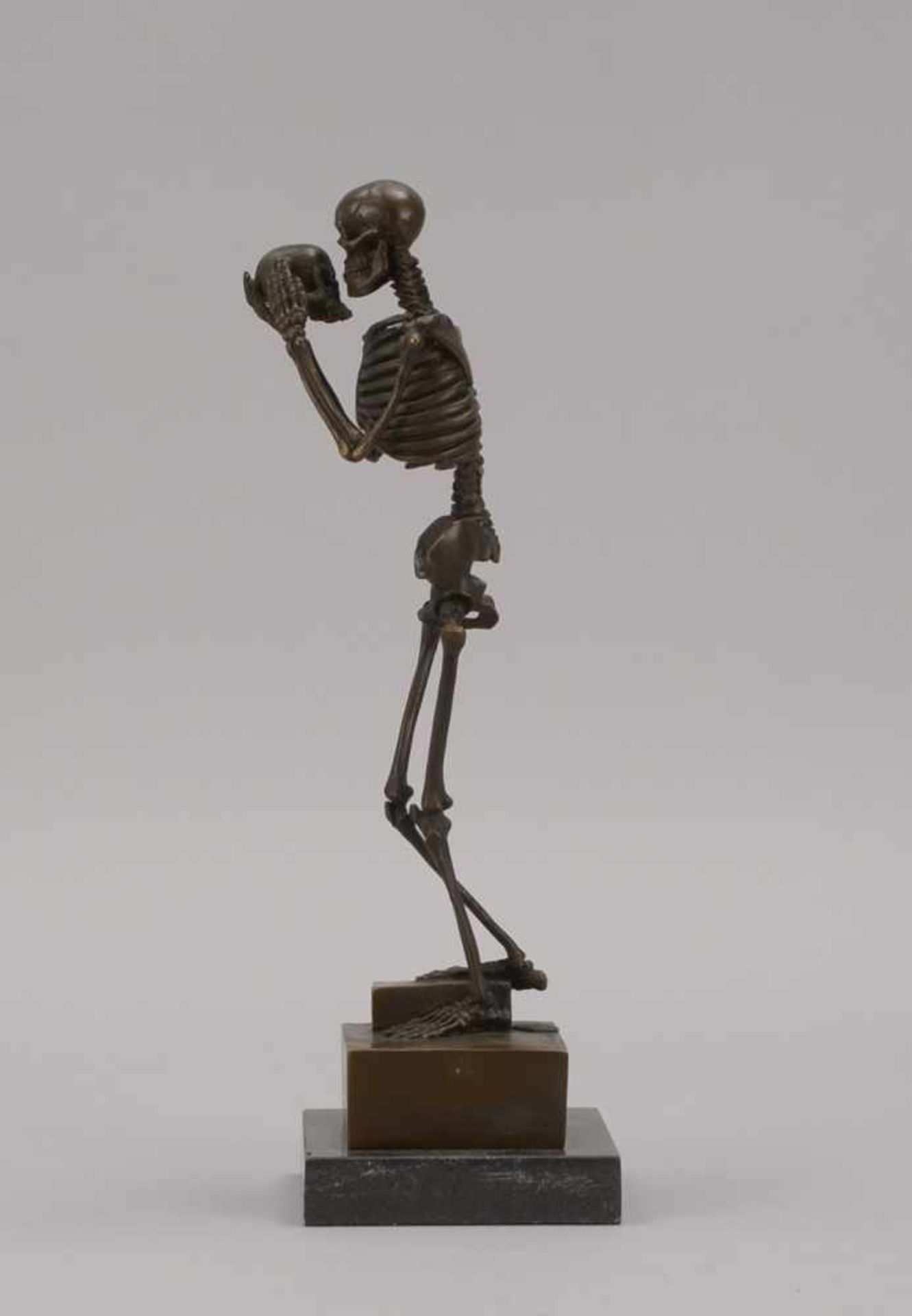 Bronzefigur, 'Skelett' (einen Schädel haltend/auf einem Buch stehend dagestellt), signiert 'Carl