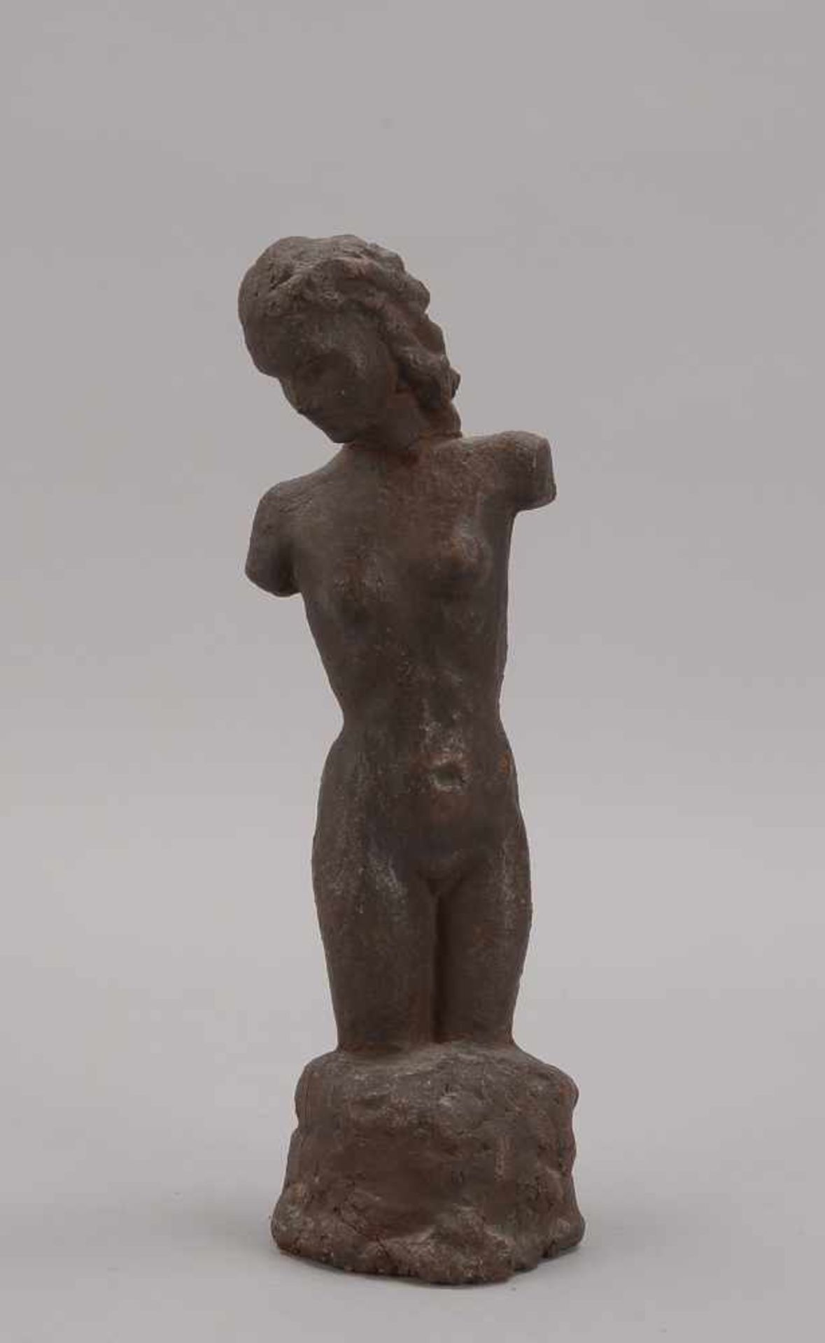 Terrakotta-Skulptur, 'Frauenakt', rückseitig unleserlich signiert; Höhe 26 cm (mit einzelner
