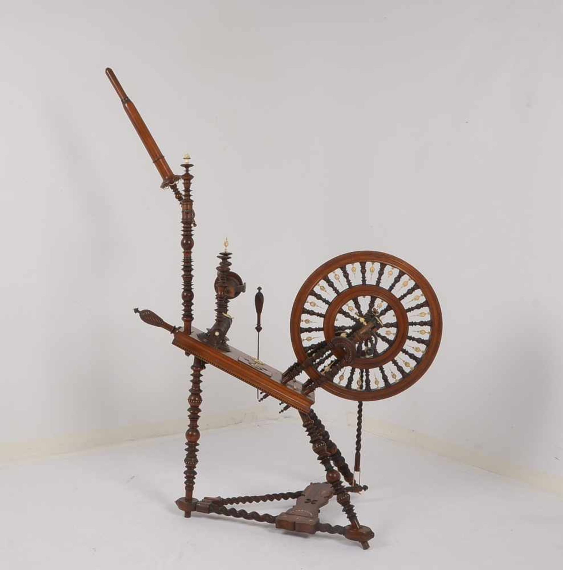 Spinnrad (Meisterwerk - 19. Jahrhundert), Mahagoni massiv/partiell intarisiert, mit Bein-
