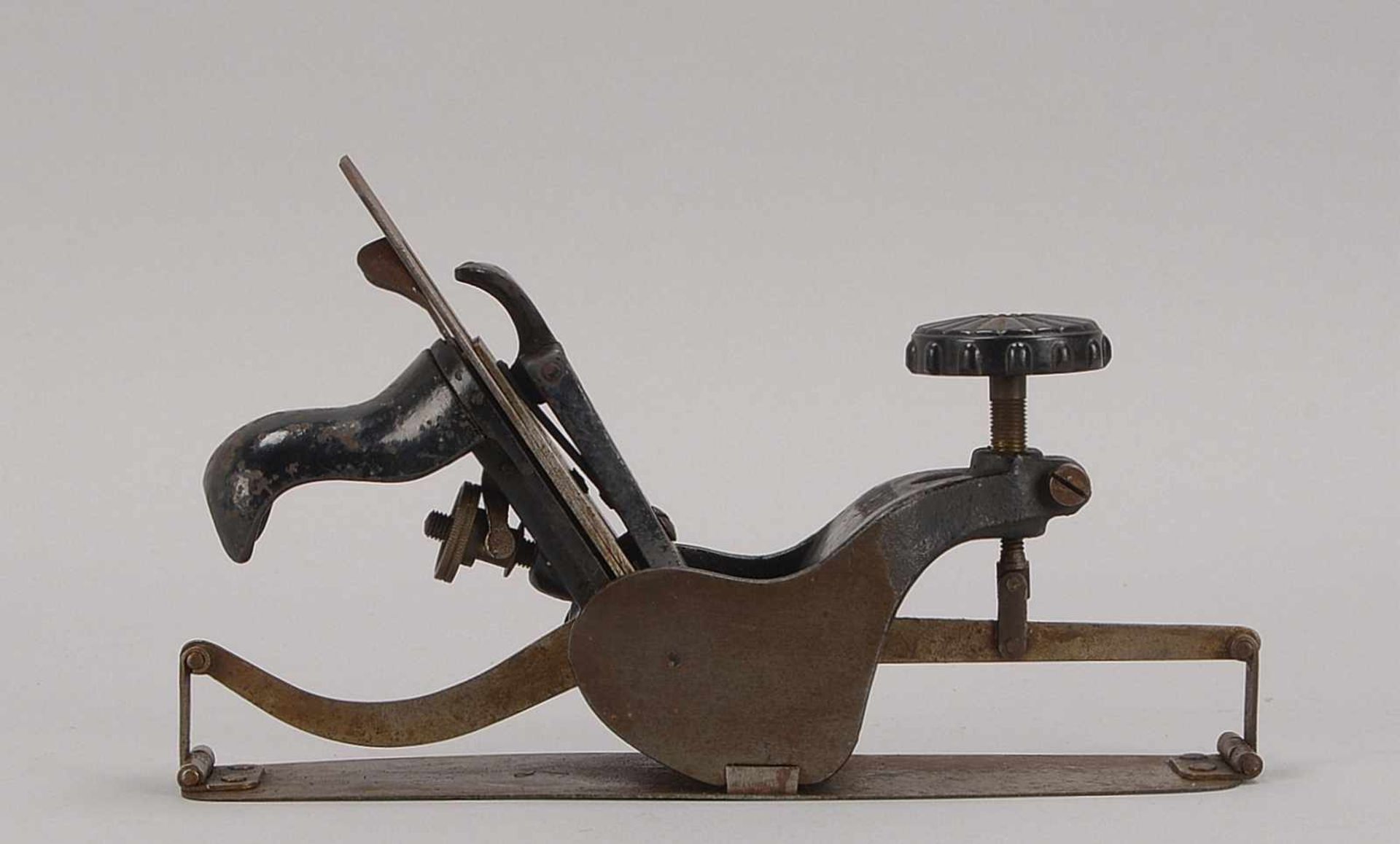 Antikes Werkzeug (USA), seltener Hobel aus dem Schiffbau, 'No. 113'; Länge 26 cm