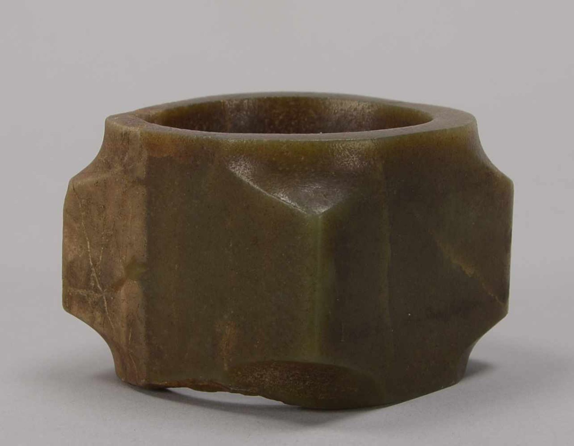 Grabbeigabe (China), wohl Jade, Ring in innen runder/außen eckiger Form; Höhe 5,8 cm (mit kleiner - Bild 2 aus 2