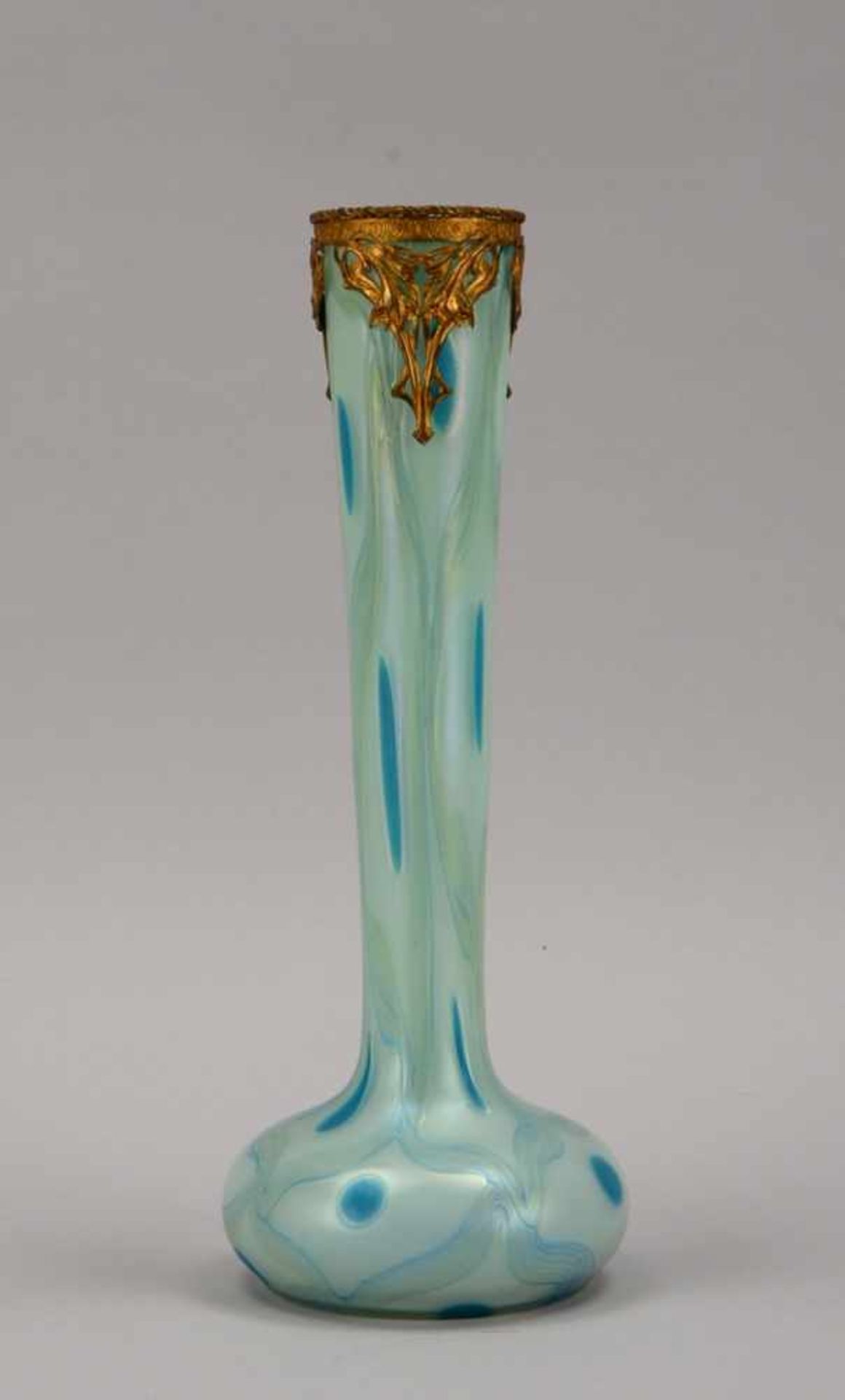 Jugendstil-Langhalsvase (um 1900), klares Glas in zartem hellen Türkis unterfangen, leicht