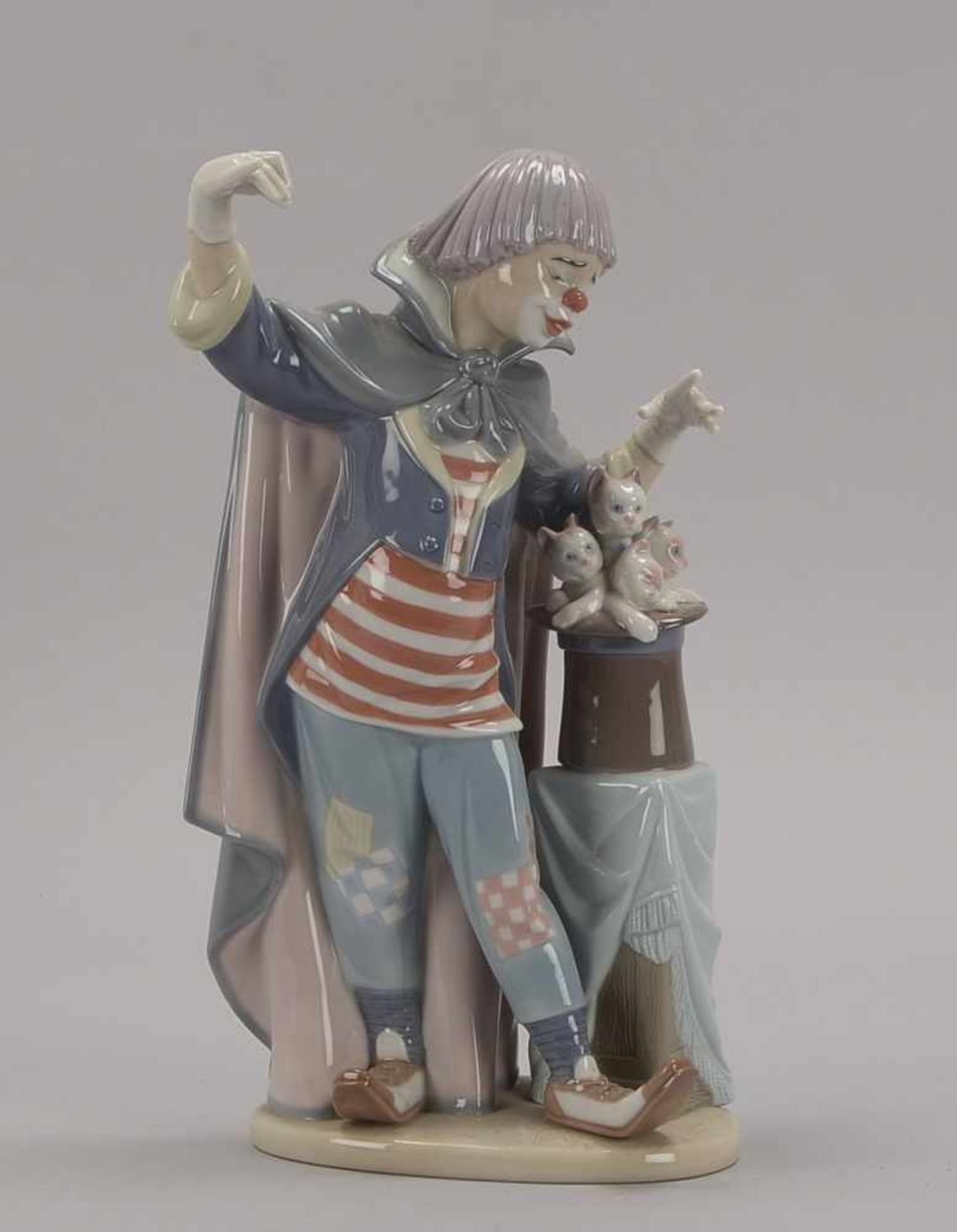 Lladro, Porzellanfigur, 'Clown mit Katzen', pastose Unterglasurmalerei, im Originalkarton; Höhe 26 - Bild 2 aus 3