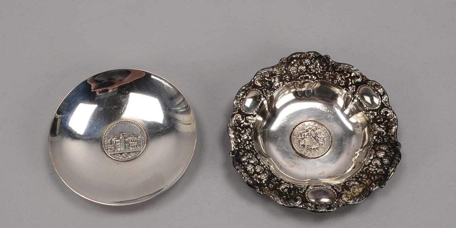 2 kleine Münzschalen, Silber, jeweils mit eingelassener Bremer Münze; Durchmesser Ø 10,5 cm, und Ø