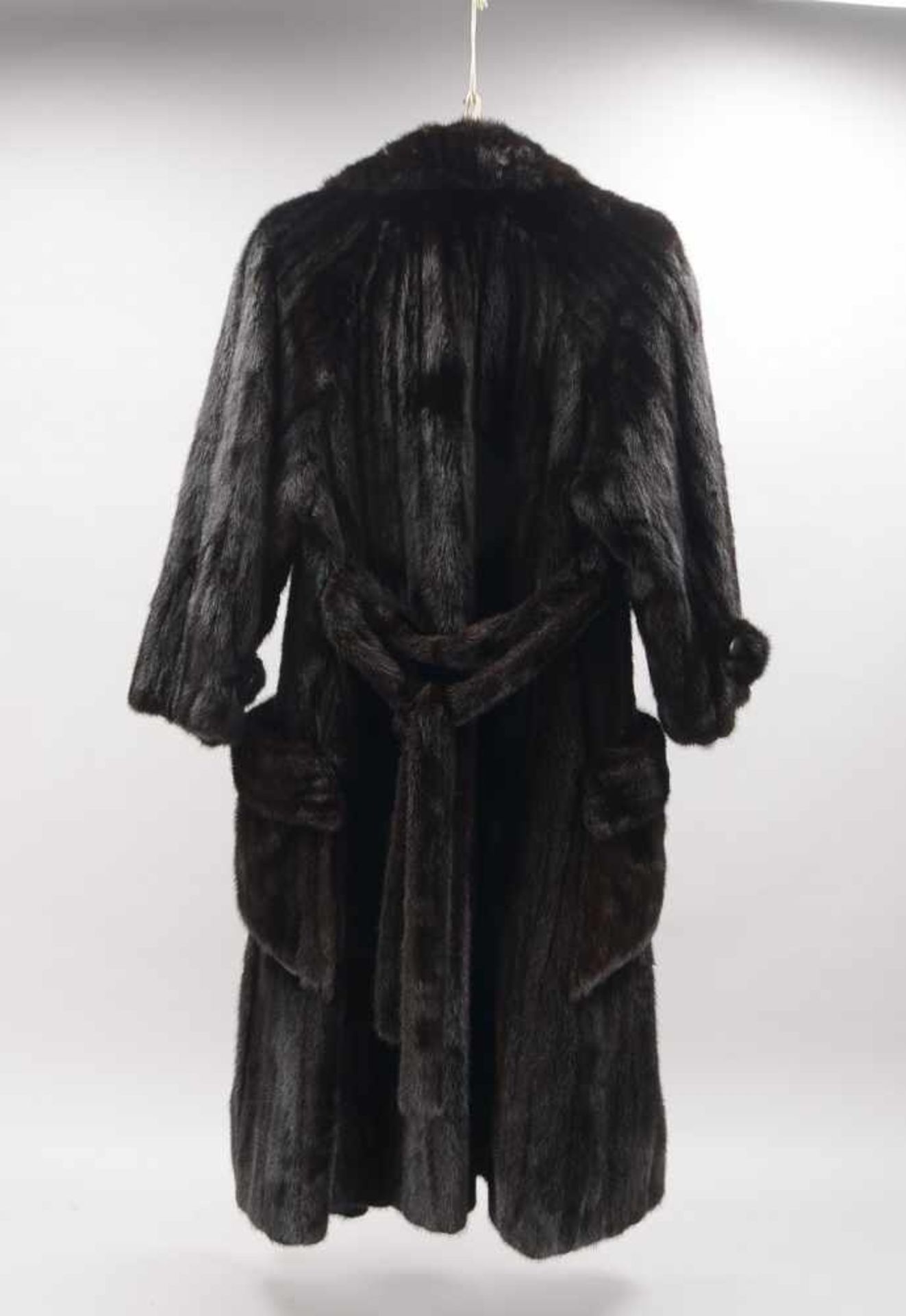 Damen-Pelzmantel, Darknerz, mit aufgesetzten Taschen, mit Gürtel; Größe ca. 40 (Naht partiell leicht