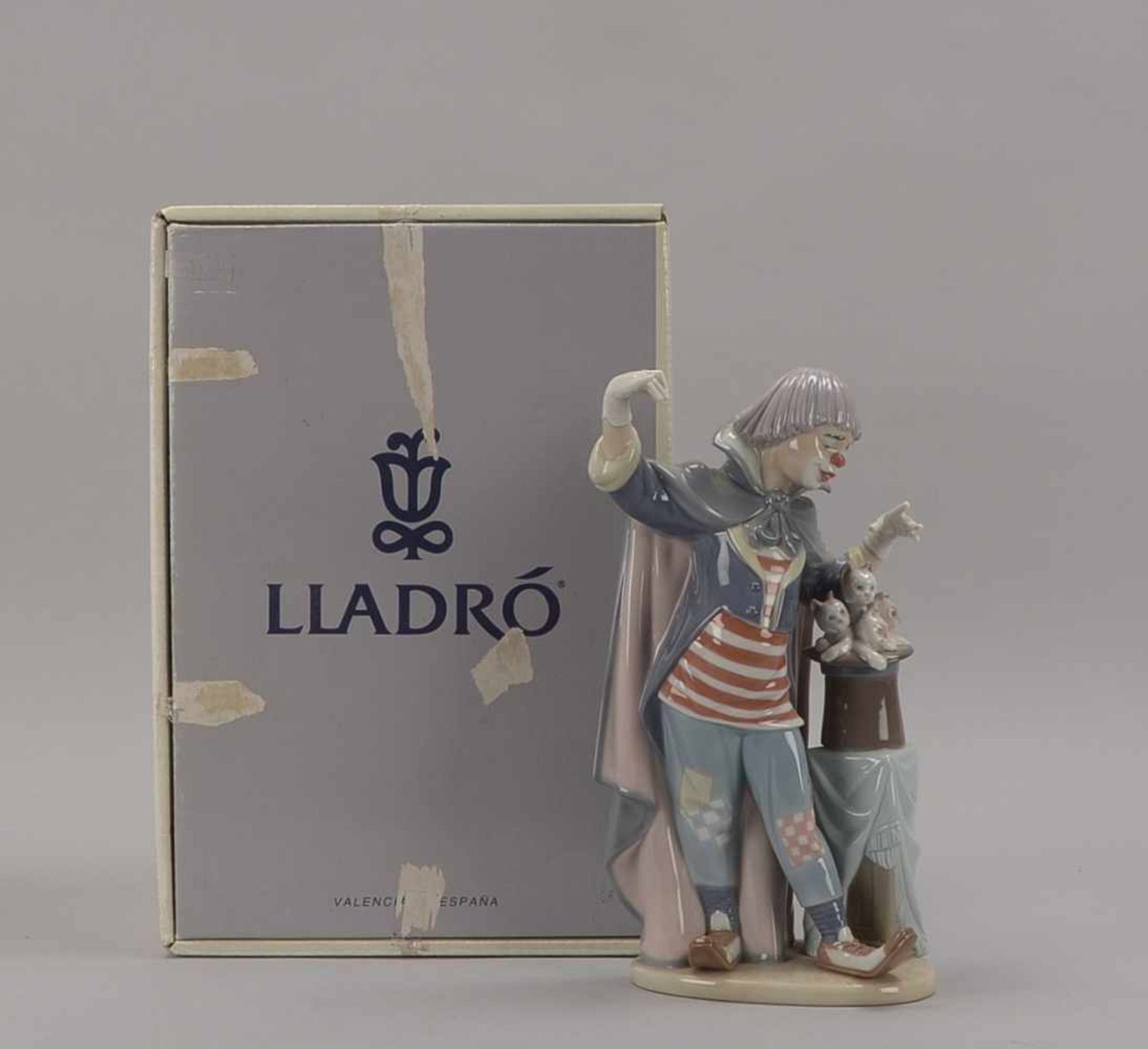 Lladro, Porzellanfigur, 'Clown mit Katzen', pastose Unterglasurmalerei, im Originalkarton; Höhe 26