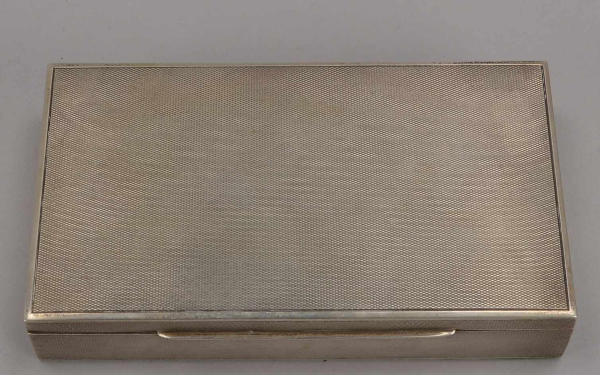Zigarillo-/Zigarettendose, 835 Silber (punziert), mit Zedernholz-Einlage; Maße 16,5 x 9,3 x 3,3