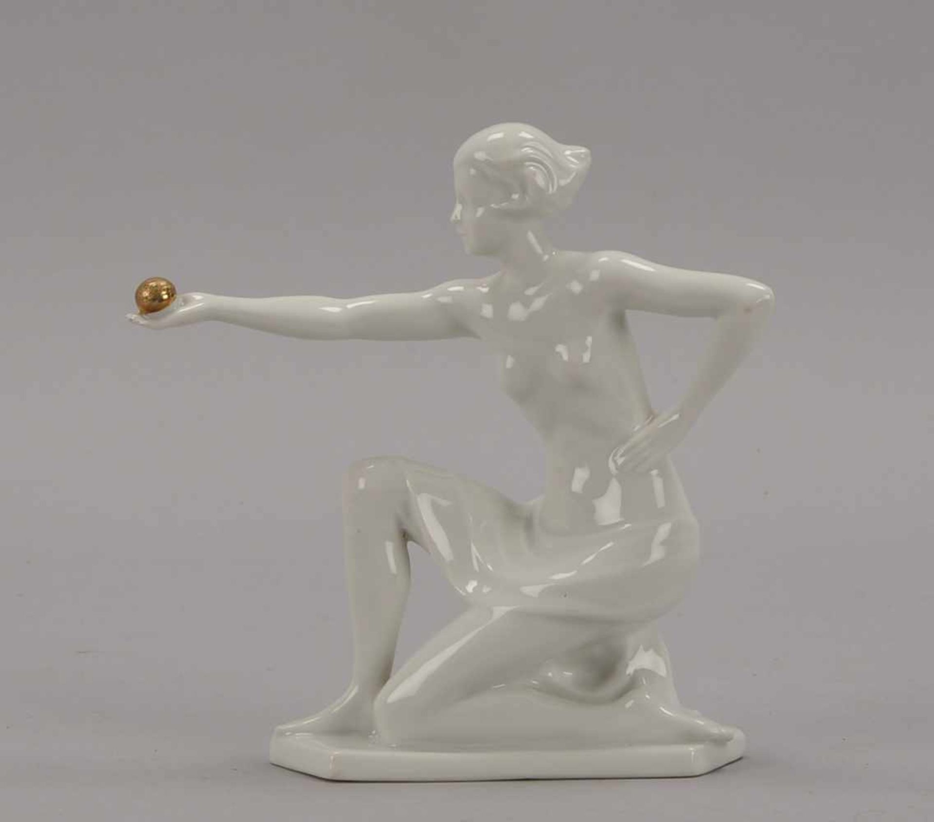 Porzellanfigur (Art déco), 'Junge Frau mit Goldkugel', Weißporzellan, ungemarkt; Höhe 16,5 cm
