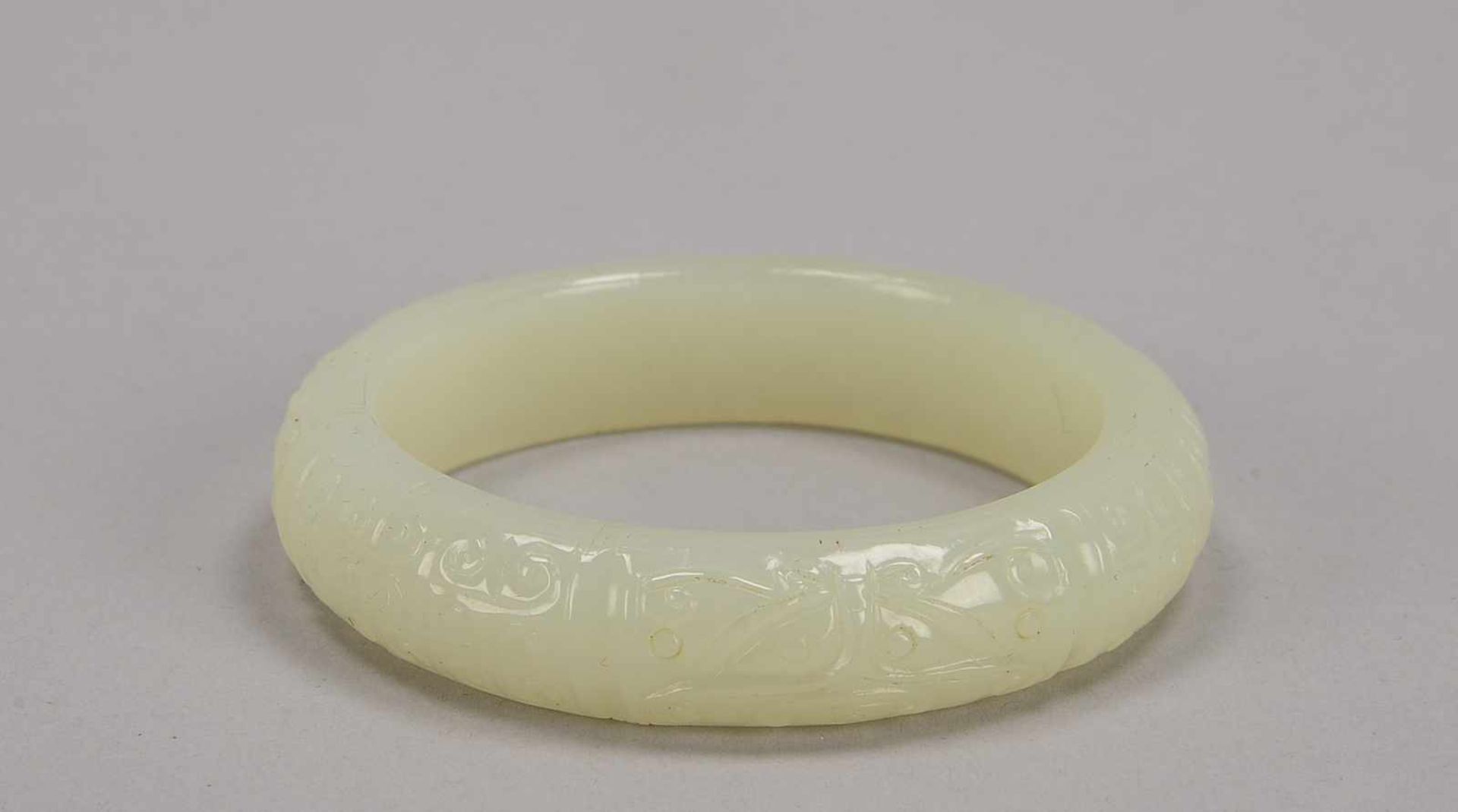 Armreif (China), Hotan-Jade, beschnitzt, außen gerundet; Durchmesser Ø 7 cm