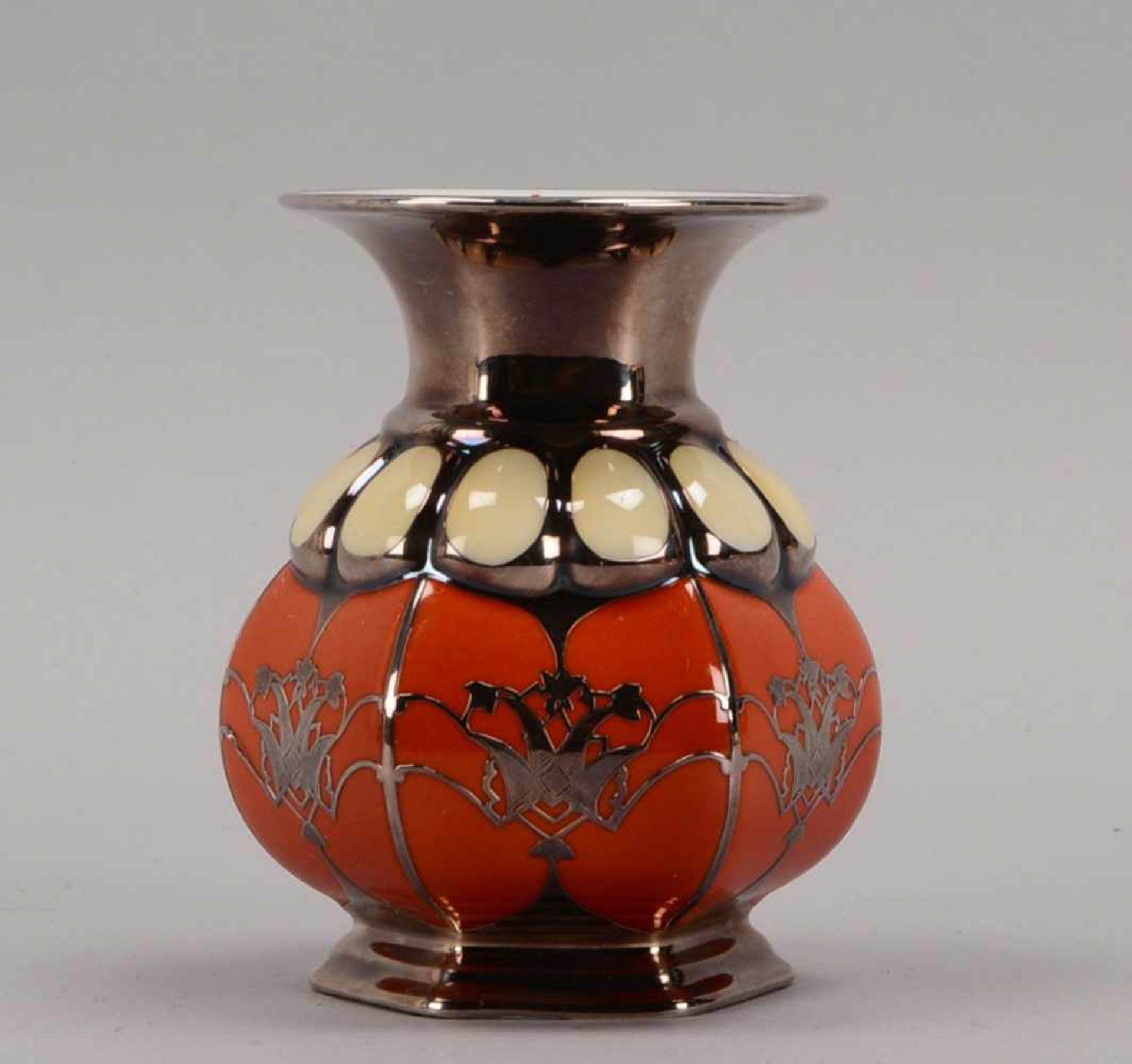 Rosenthal (Art déco), Porzellanvase, mit Silberauflage auf orangefarbenem/elfenbeinfarbenem Grund;