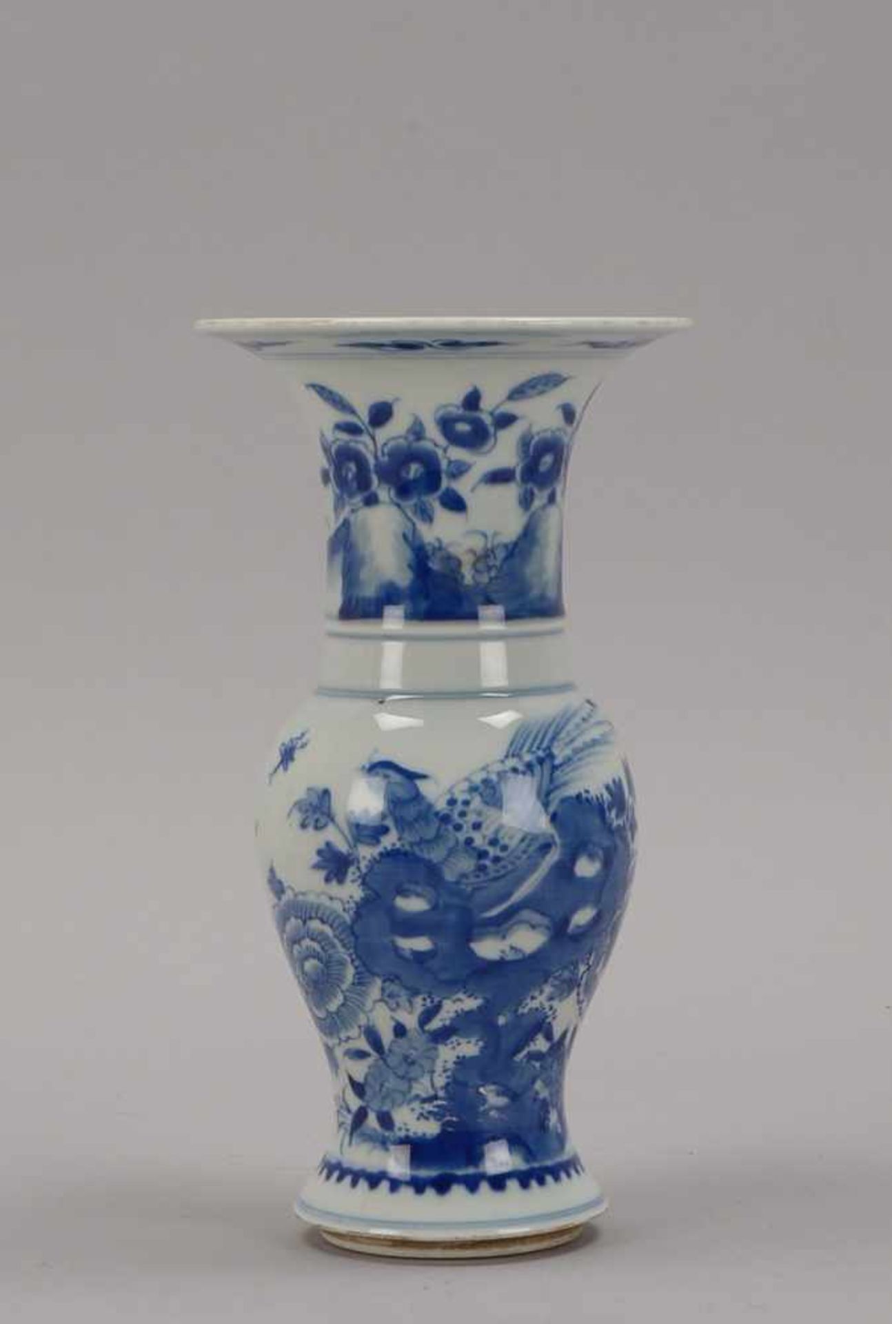 Porzellanvase (China), mit weit ausgestellter Mündung, mit floraler blauer Unterglasur-Malerei (