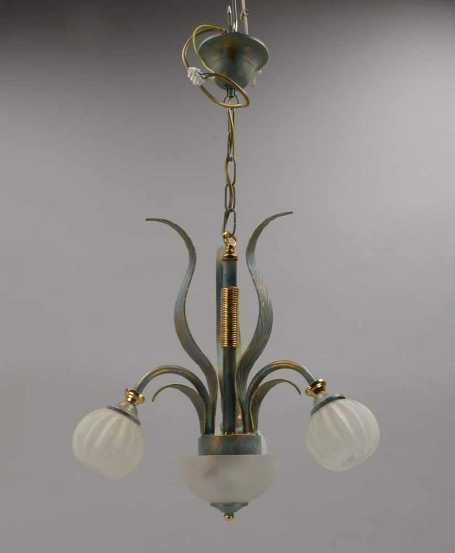 Deckenlampe, 5-flammig, Metall/Messing, teils farbig staffiert, mit satiniertem Glas, - Bild 2 aus 2