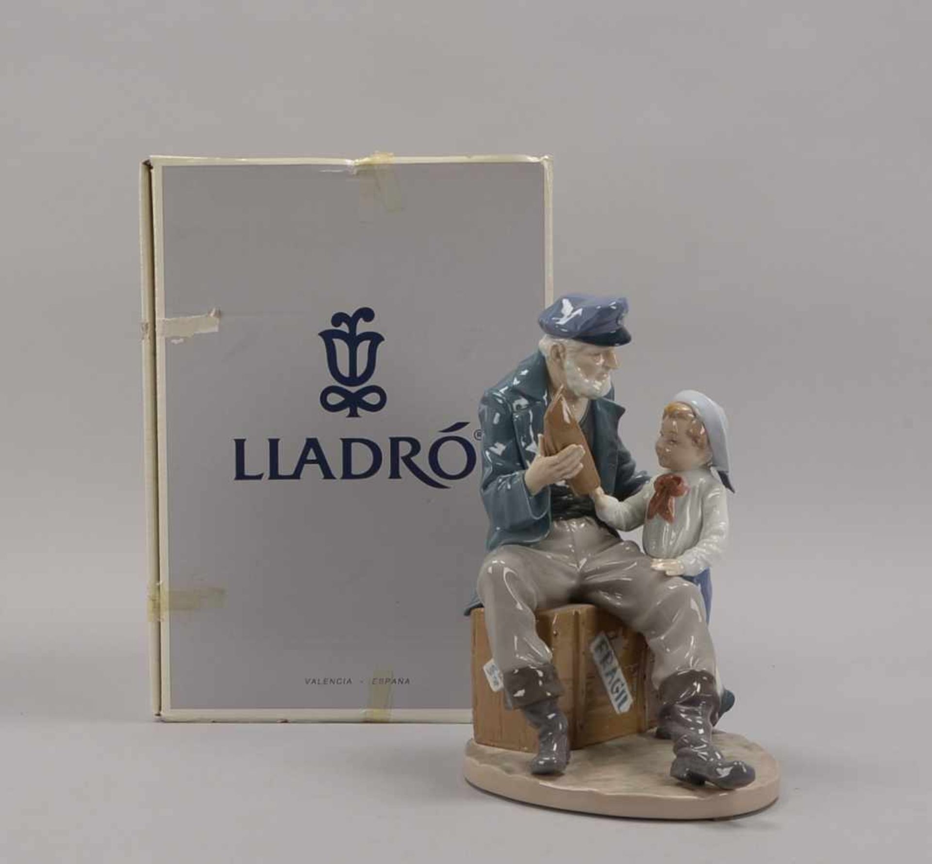Lladro, Porzellanfigur, 'Fischer und sein Enkel', pastose Unterglasurmalerei, im Originalkarton;