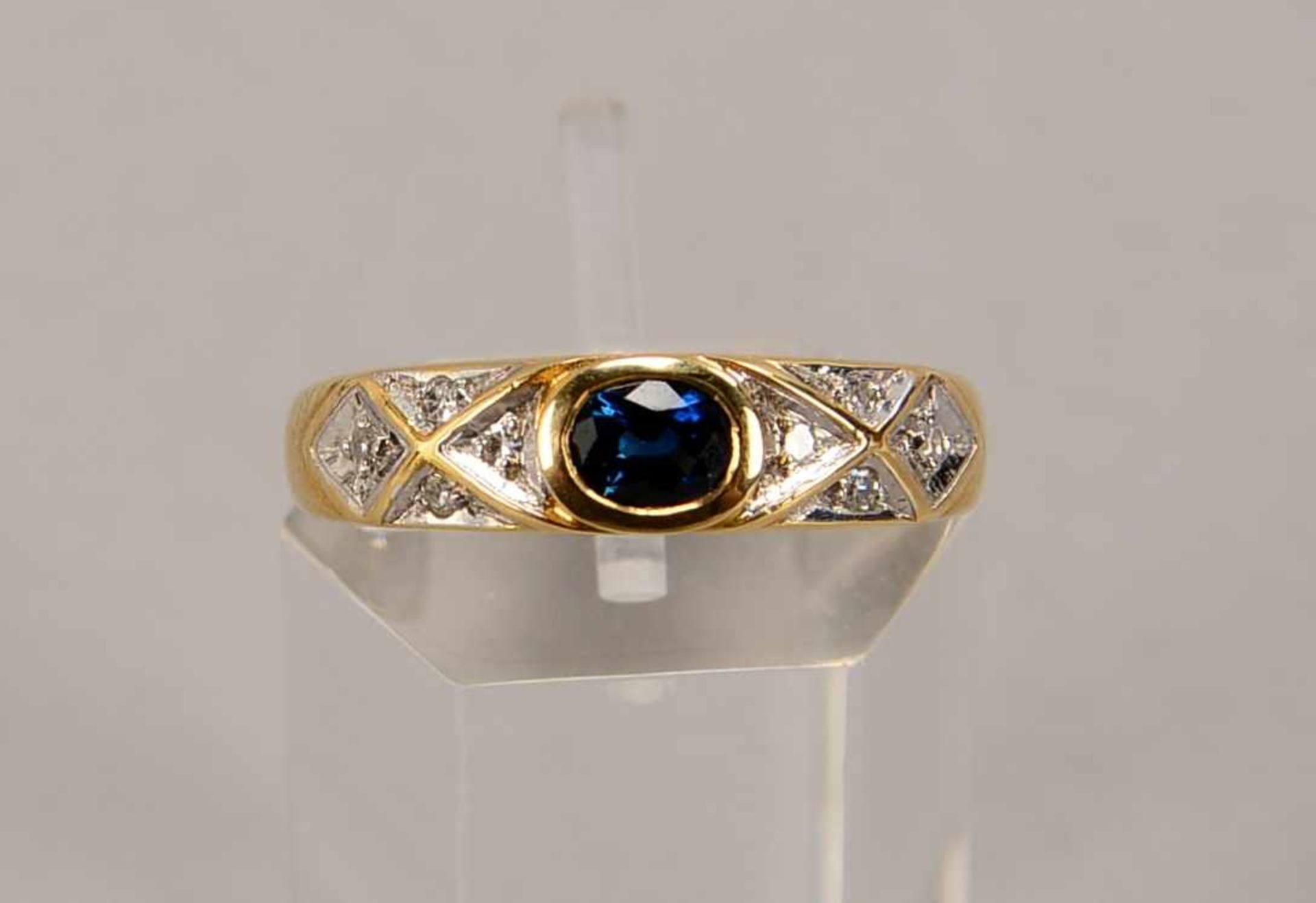 Ring, 585 GG, mit einzelnem Saphir und Brillantbesatz/zusammen 0,07 ct; RG 54, Gewicht 3,24 g - Bild 2 aus 2