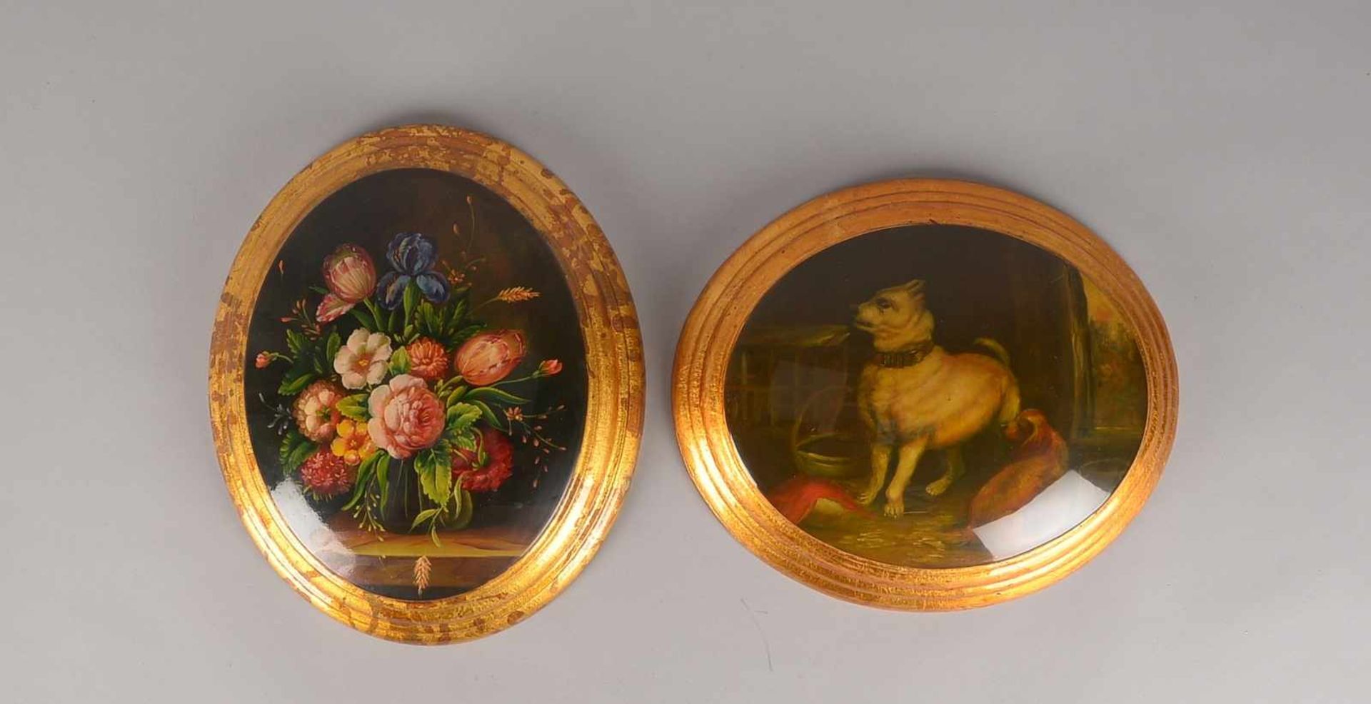 2 konvexe Gemälde: 'Blumenstilleben' und 'Hunde', Malerei auf Holz/gerahmt, Hundemotiv unten