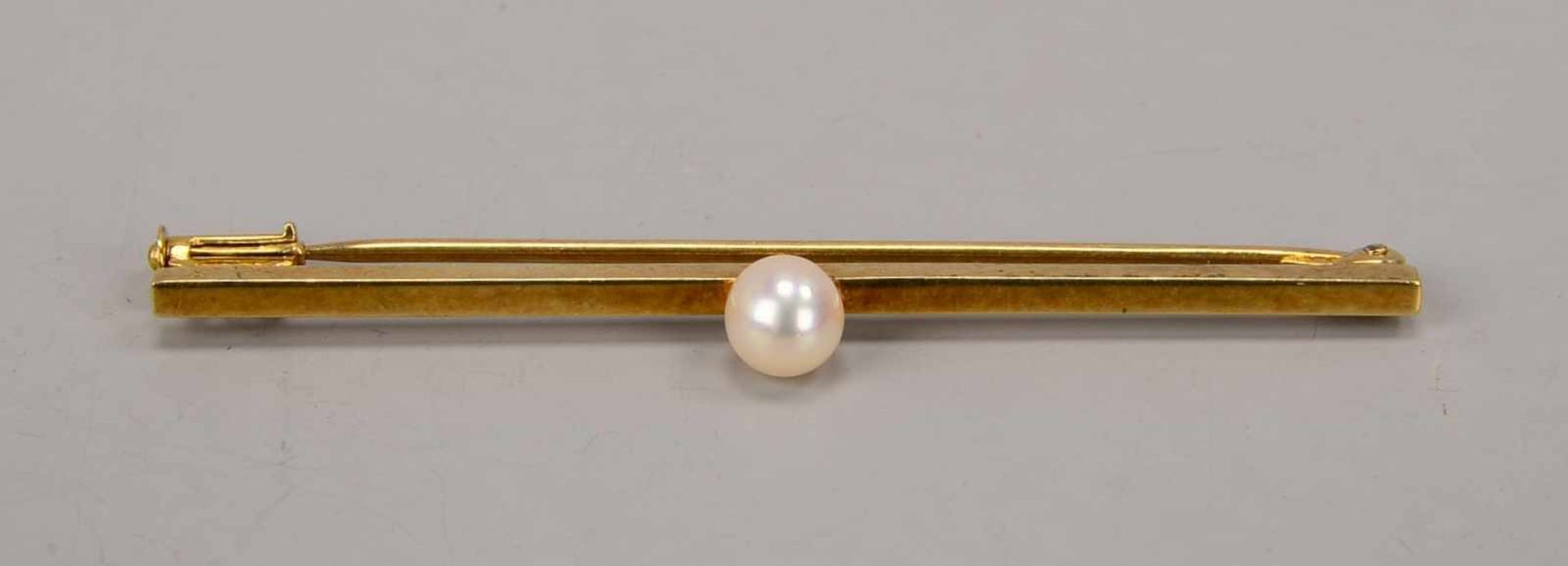 Stabbrosche, 585 GG, besetzt mit einzelner Perle; Länge 5,5 cm, Gewicht 3,7 g