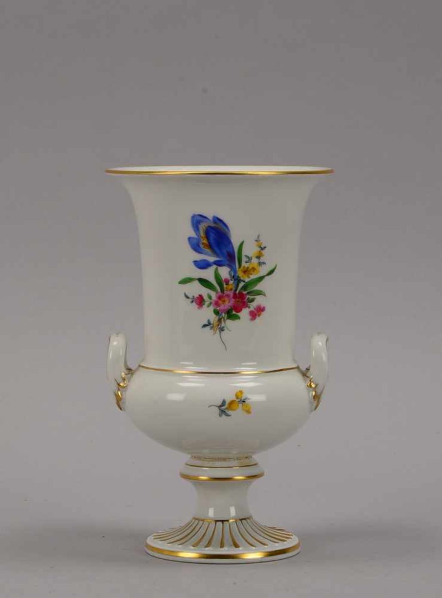 Meissen, Amphorenvase, mit Blumendekor, partiell vergoldet; Höhe 18,3 cm