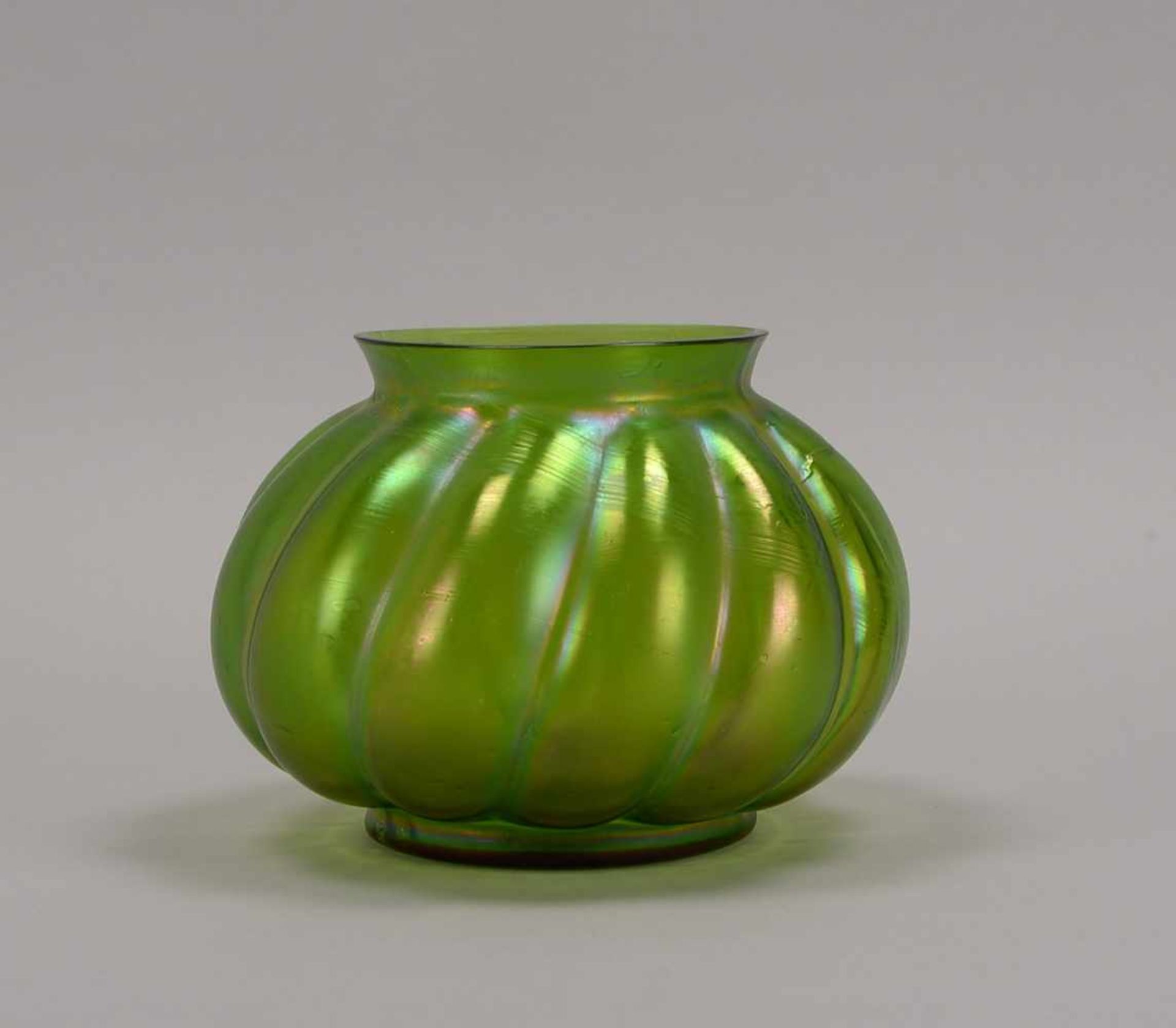 Jugendstil-Vase (Böhmen, um 1900/1910), bauchiger godronierter Korpus, klares Glas, grün