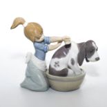 LLADRO FIGURINE BASHFUL BATHER DOG