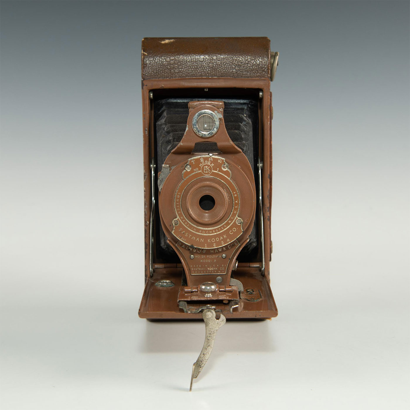 GROUP OF FOUR MULTICOLORED KODAK FOLDING CAMERAS - Image 6 of 13