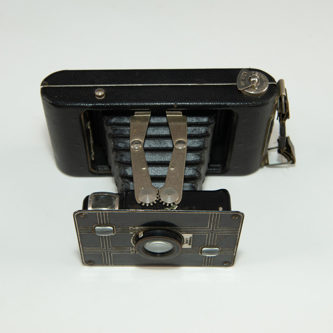 STYLISH ANTIQUE JIFFY KODAK SIX-20 CAMERA - Image 2 of 10