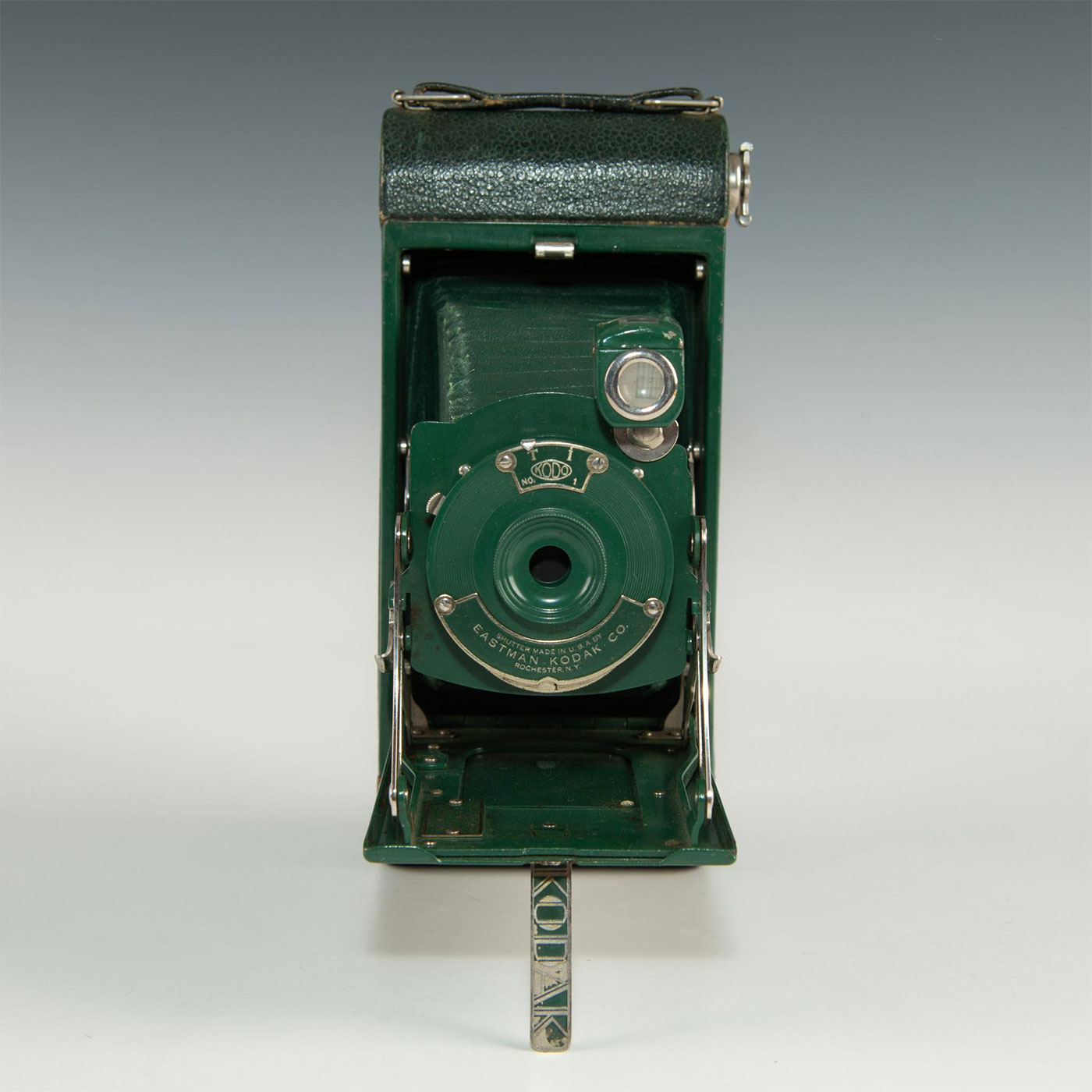 GROUP OF FOUR MULTICOLORED KODAK FOLDING CAMERAS - Image 8 of 13